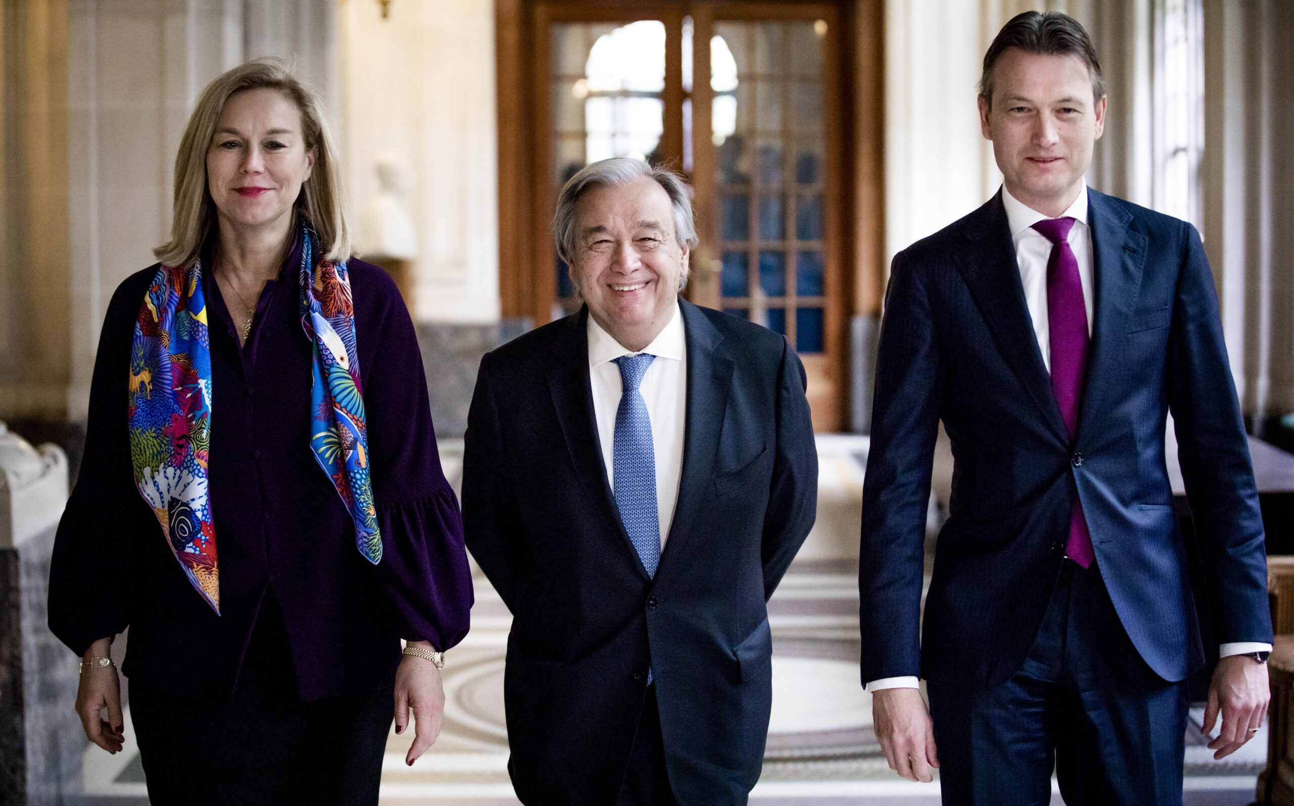 VN-secretaris-generaal António Guterres geflankeerd door Kaag als toenmalig minister van Buitenlandse Handel en Ontwikkelingssamenwerking, en toenmalig minister van Buitenlandse Zaken Halbe Zijlstra, in 2017. Foto: ANP / Freek van den Bergh