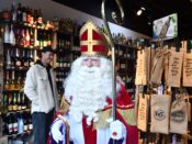 Sinterklaas winkelt bij de slijterij.