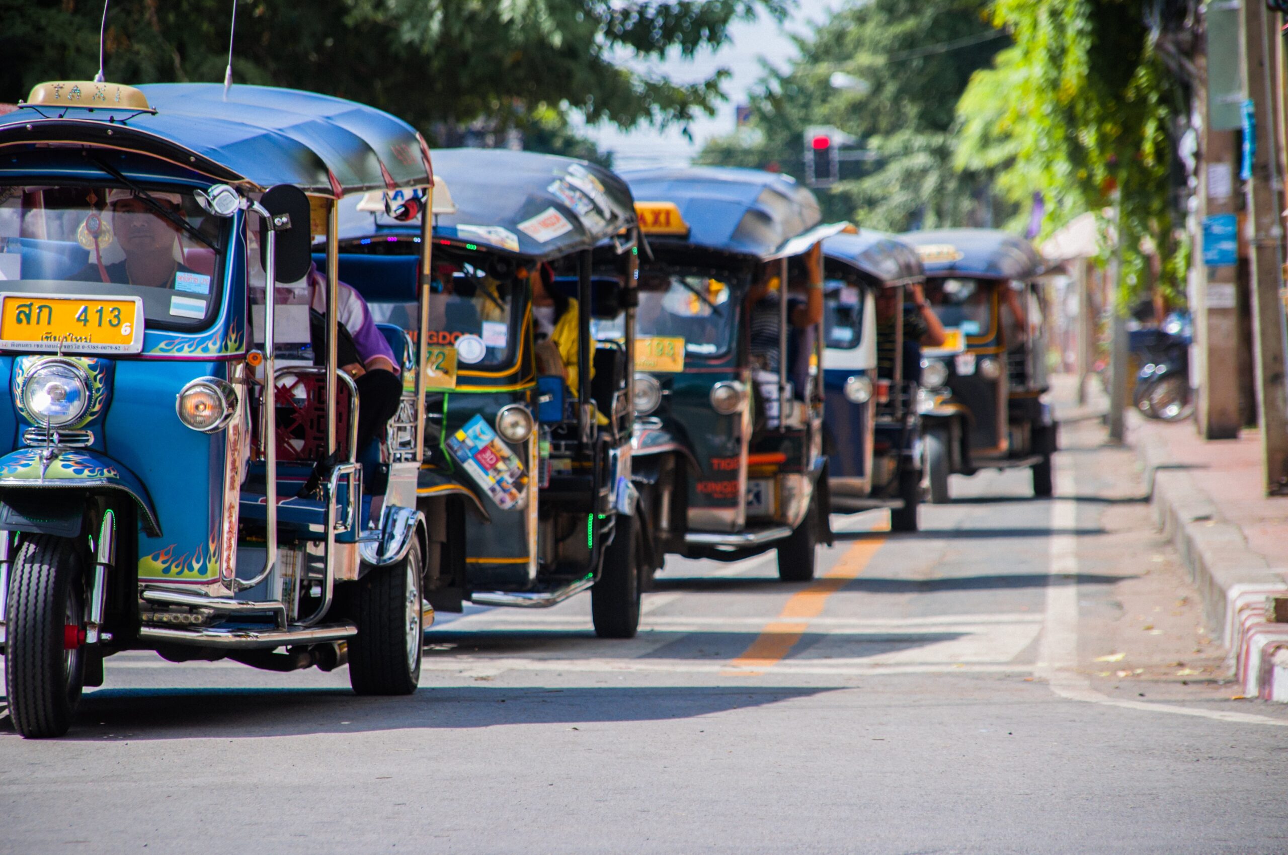 Tuktuks in de Thaise stad Chiang Mai.