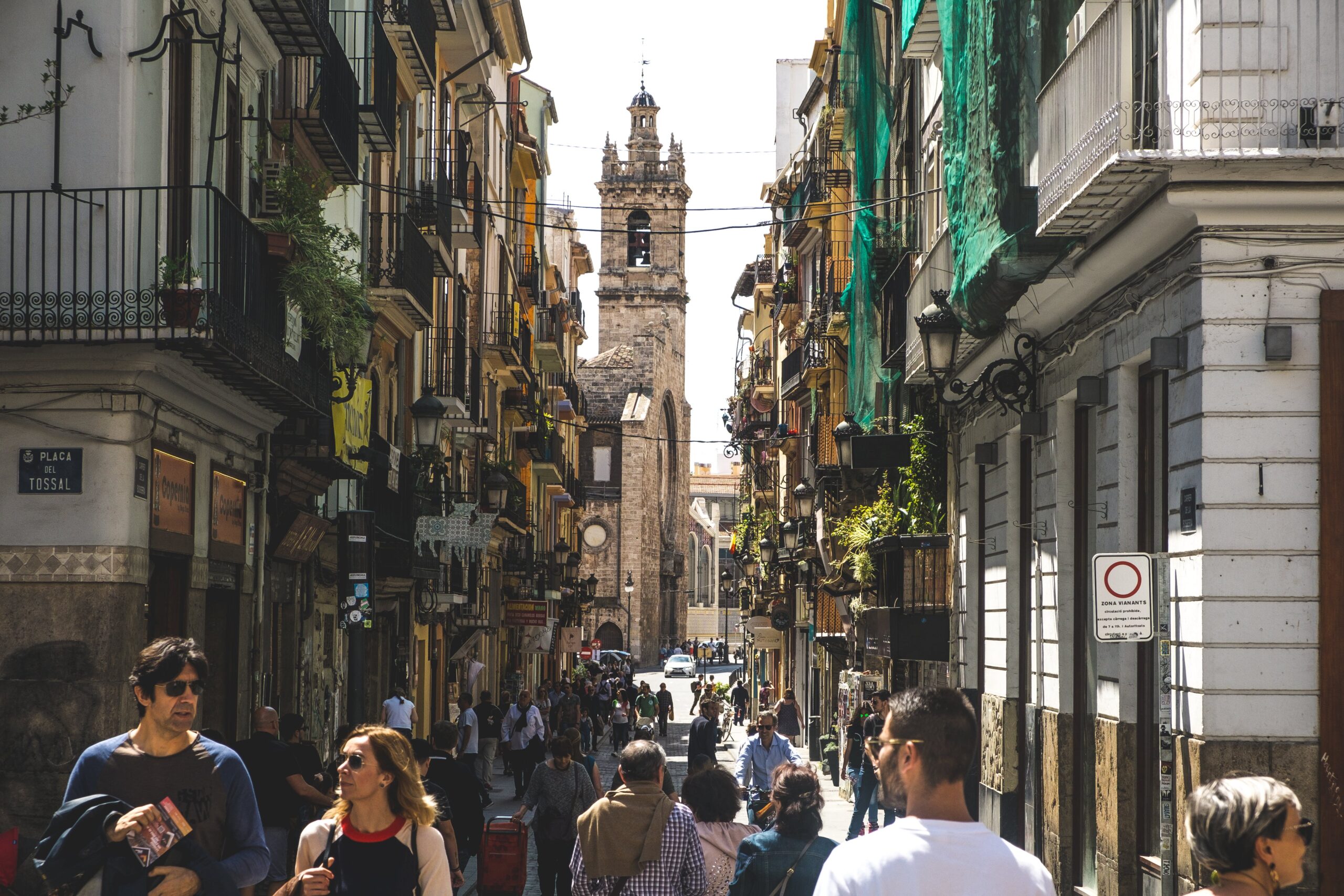 Straat in het centrum van Valencia. Foto: Jo Kassis/Pexels