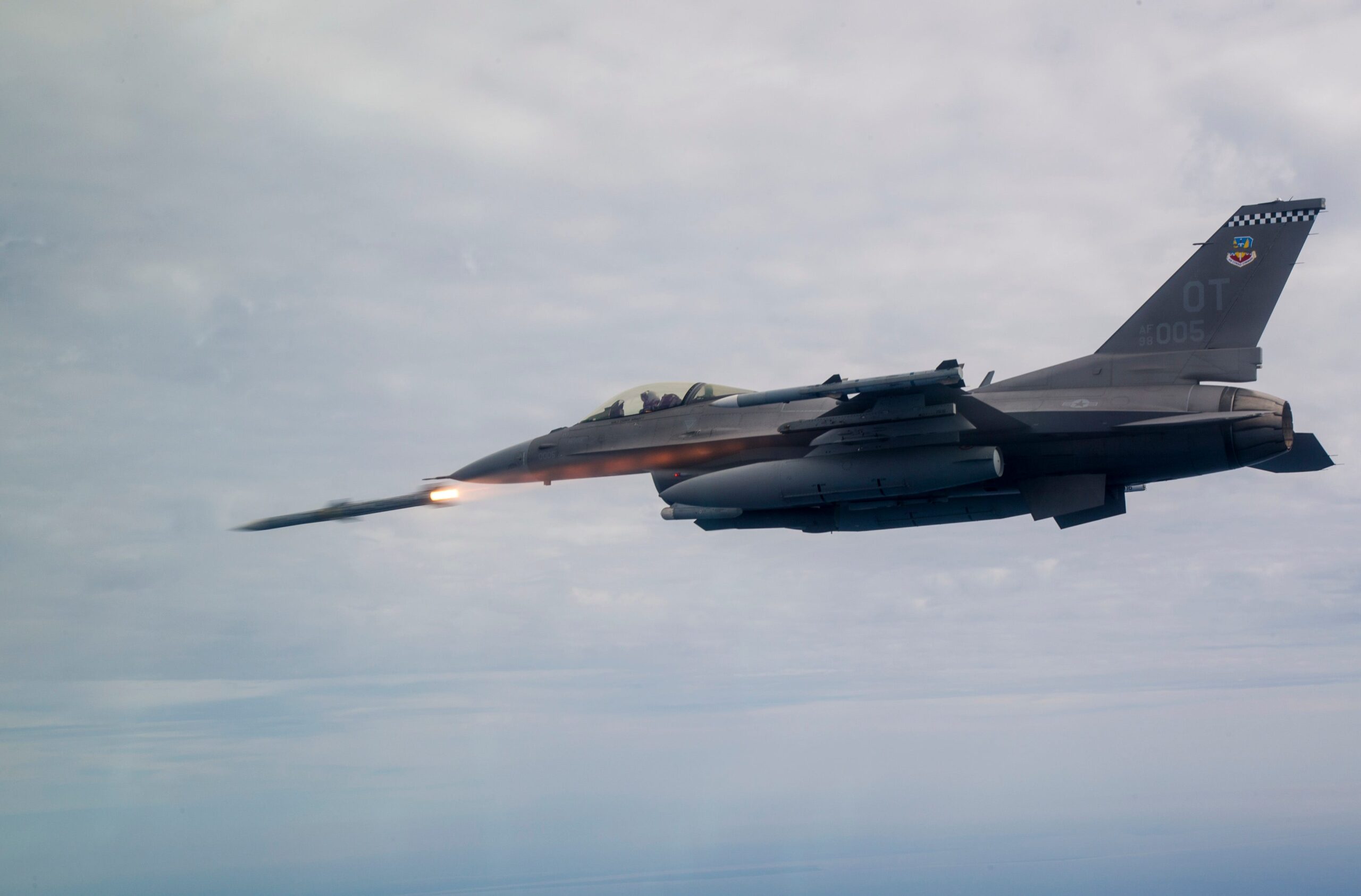 Een F-16C Fighting Falcon van het 85e Test Evaluation Squadron schiet een AIM-120 AMRAAM over testterreinen bij Eglin Air Force Base.