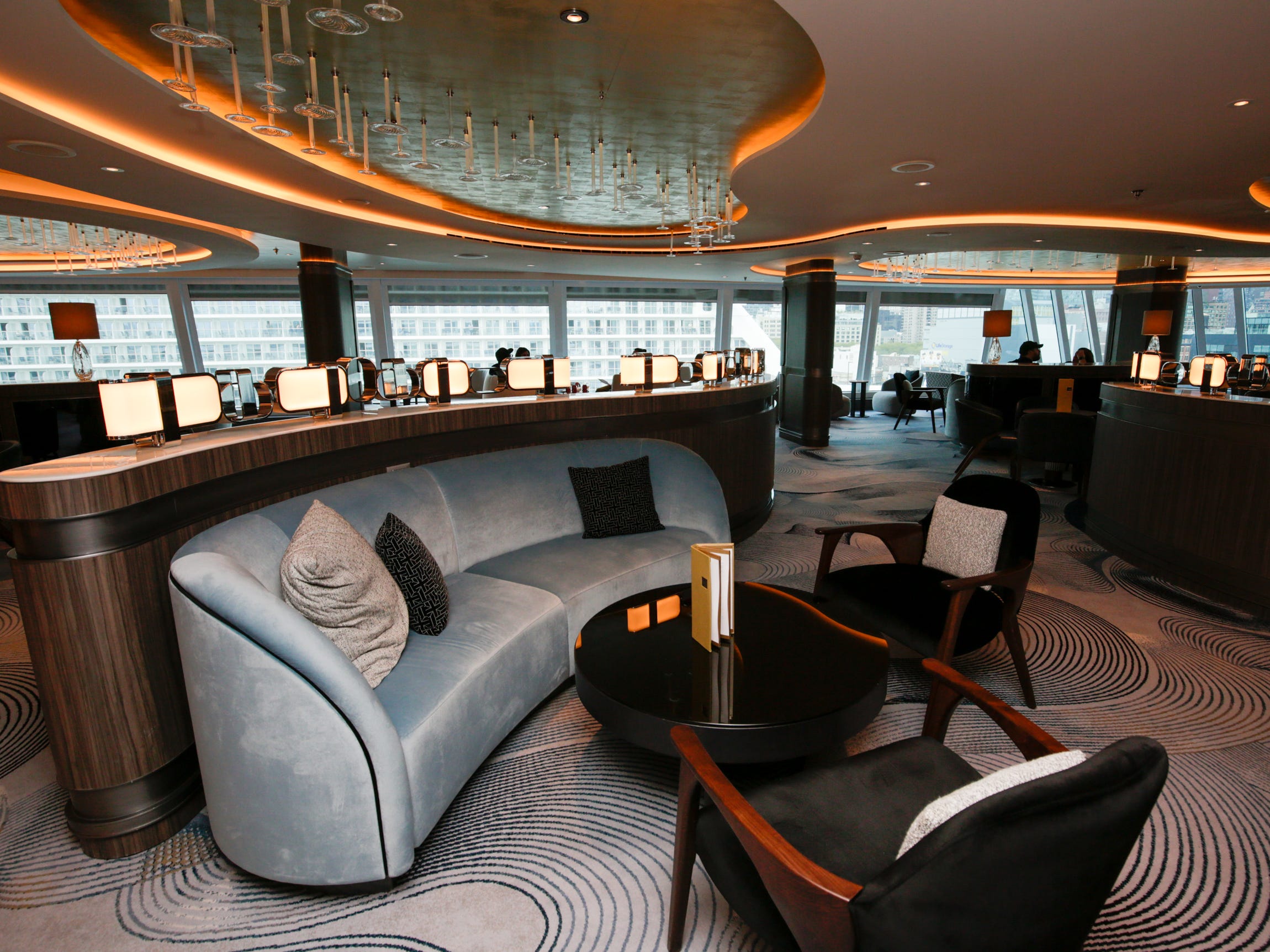 De Oceania Vista heeft verschillende lounges, waaronder een met ramen van vloer tot plafond.