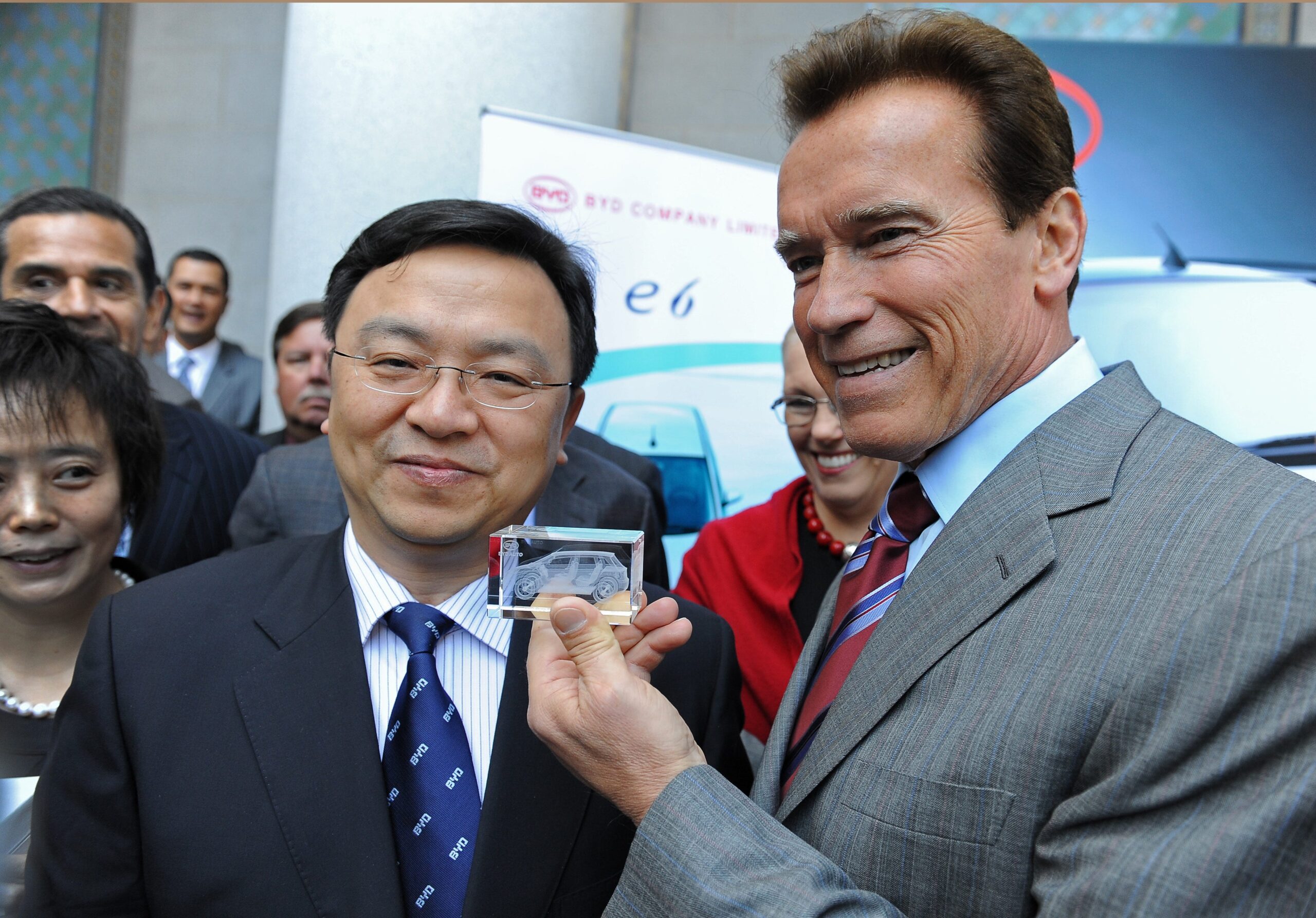 Wang Chuanfu ontmoet Arnold Schwarzenegger, die toen nog gouverneur van Los Angeles was.