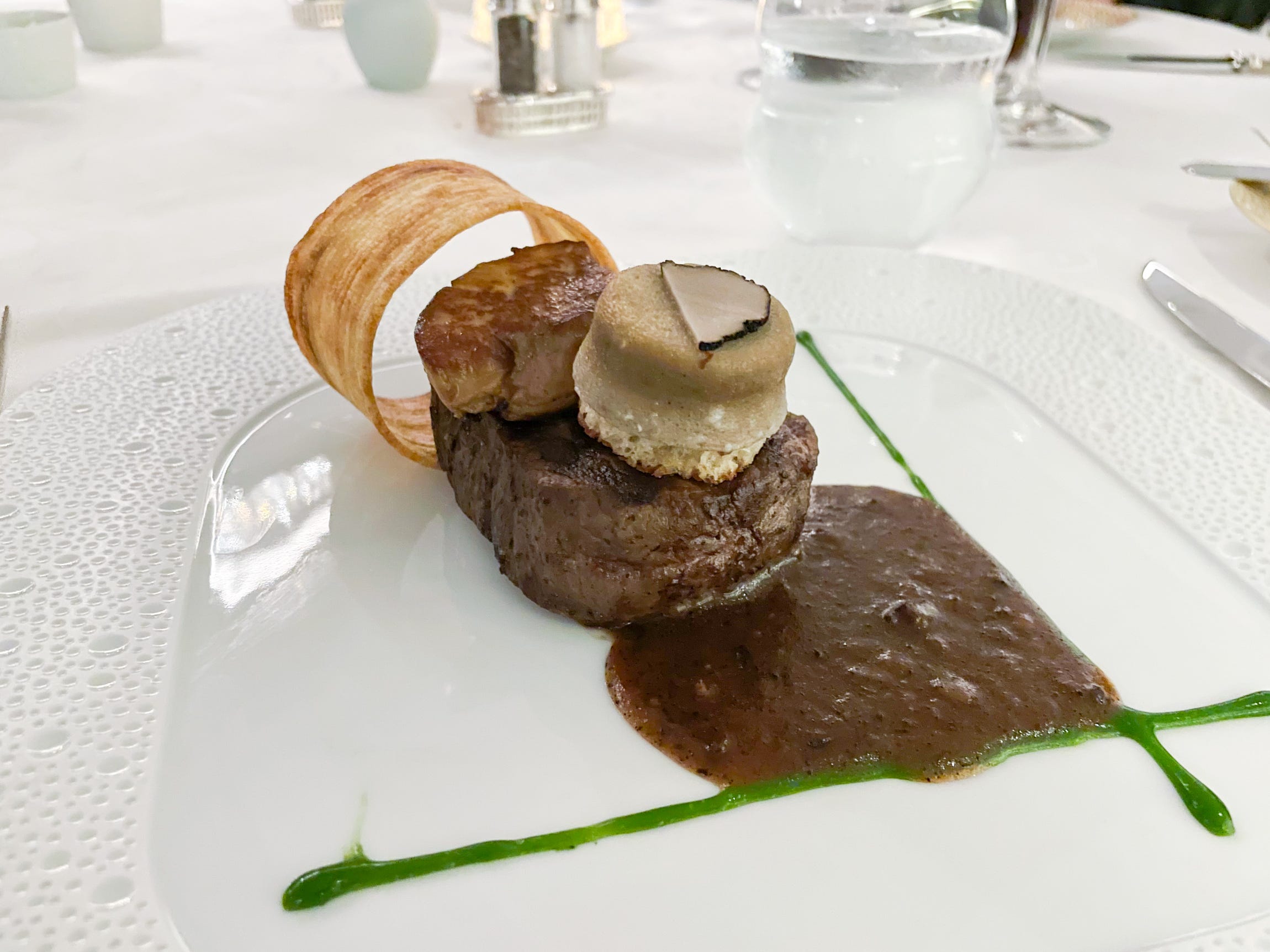 Het diner bestond uit ossenhaas met gebakken foie gras.