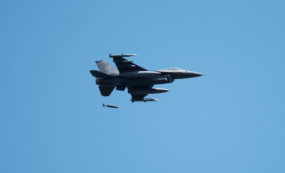 Een gevechtsvliegtuig laat munitie vallen tijdens een oefening.