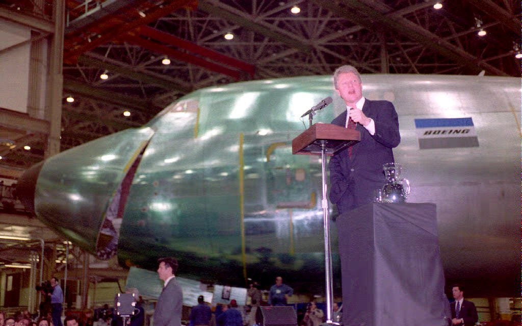 Bill Clinton spreek werknemers van Boeing toe in 1993.