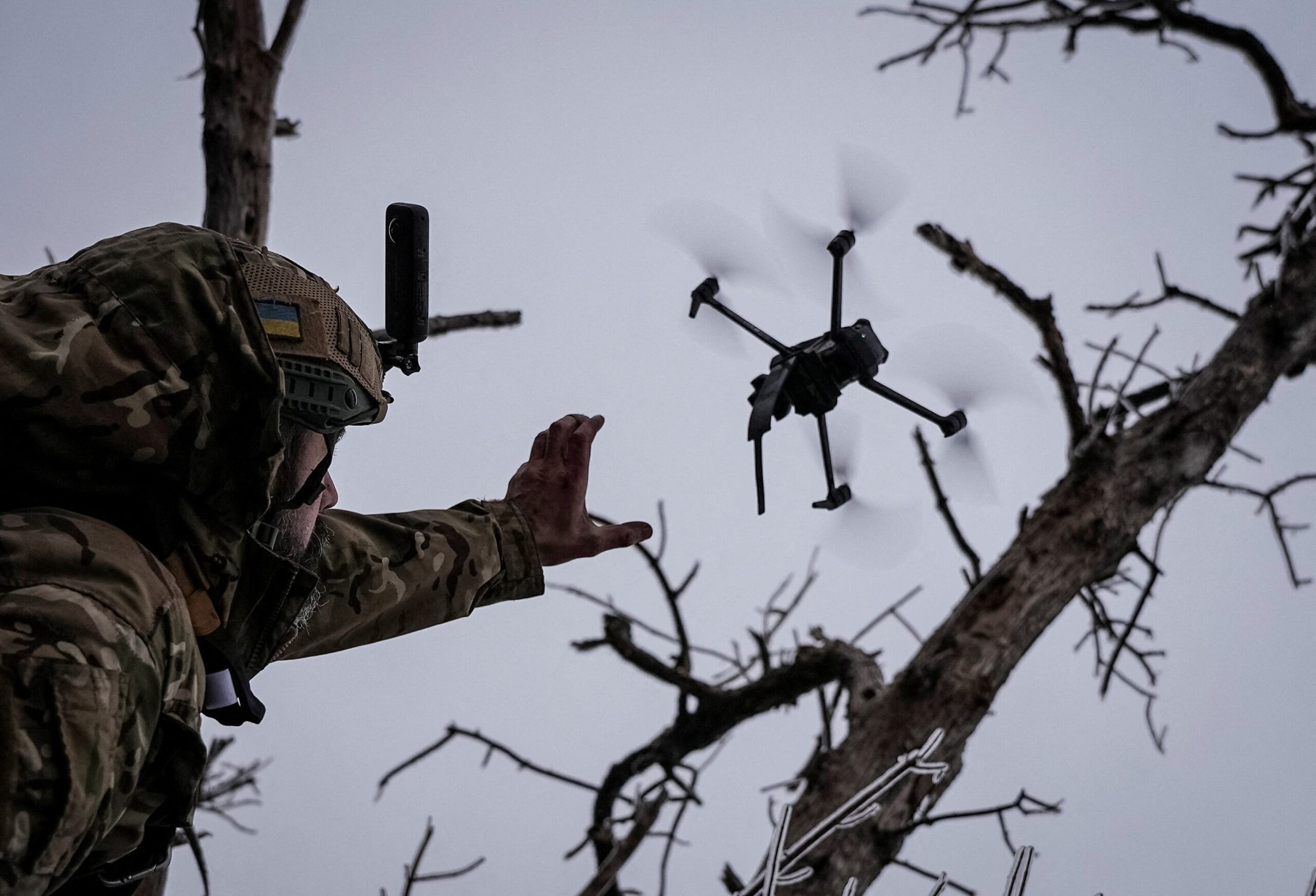 Een Oekraïense soldaat lanceert een drone vlakbij Bakhmut.