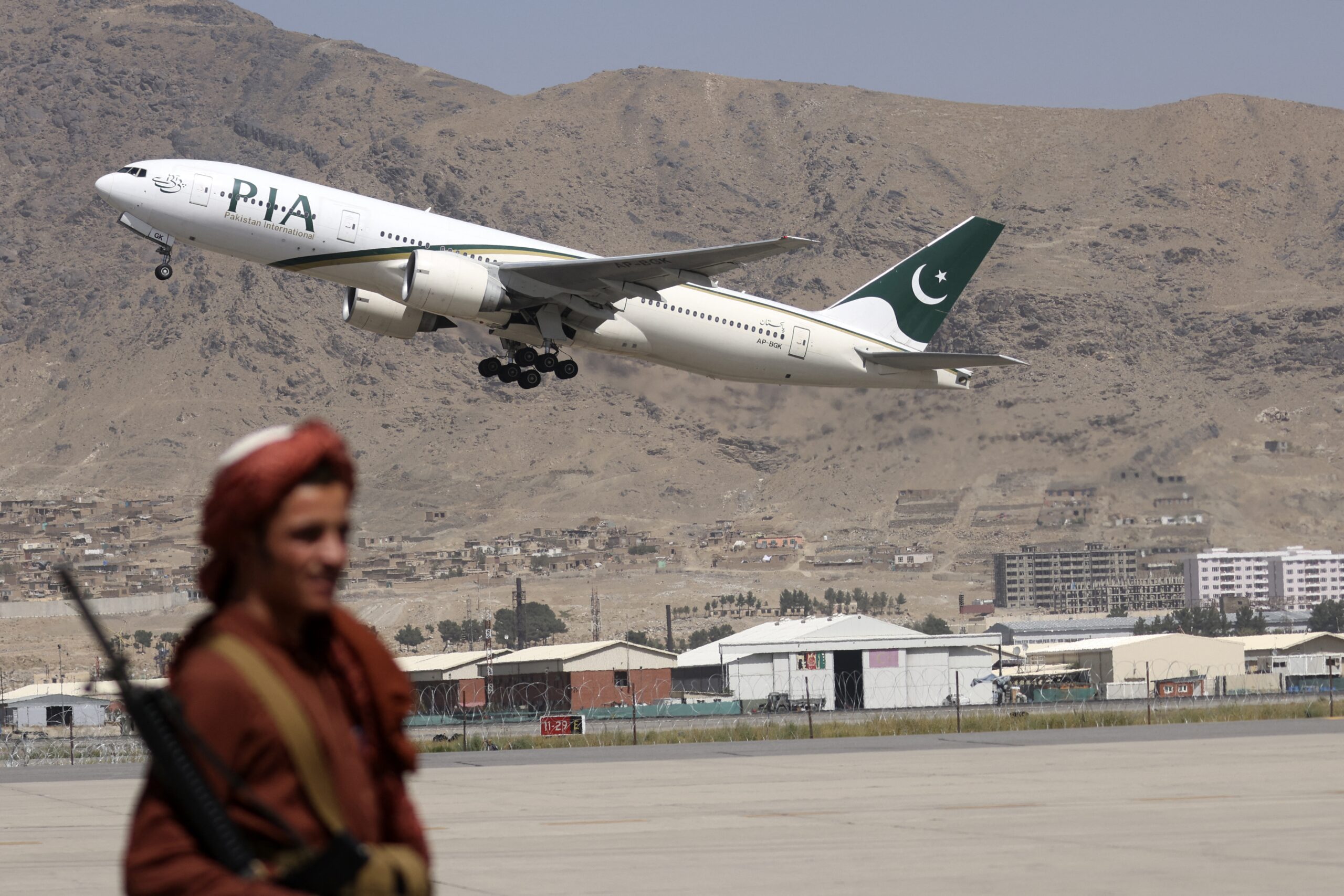 Toestel van Pakistan International Airlines vertrekt vanaf de luchthaven van de Afghaanse hoofdstad Kabul. Foto: Karim Sahib / AFP via ANP