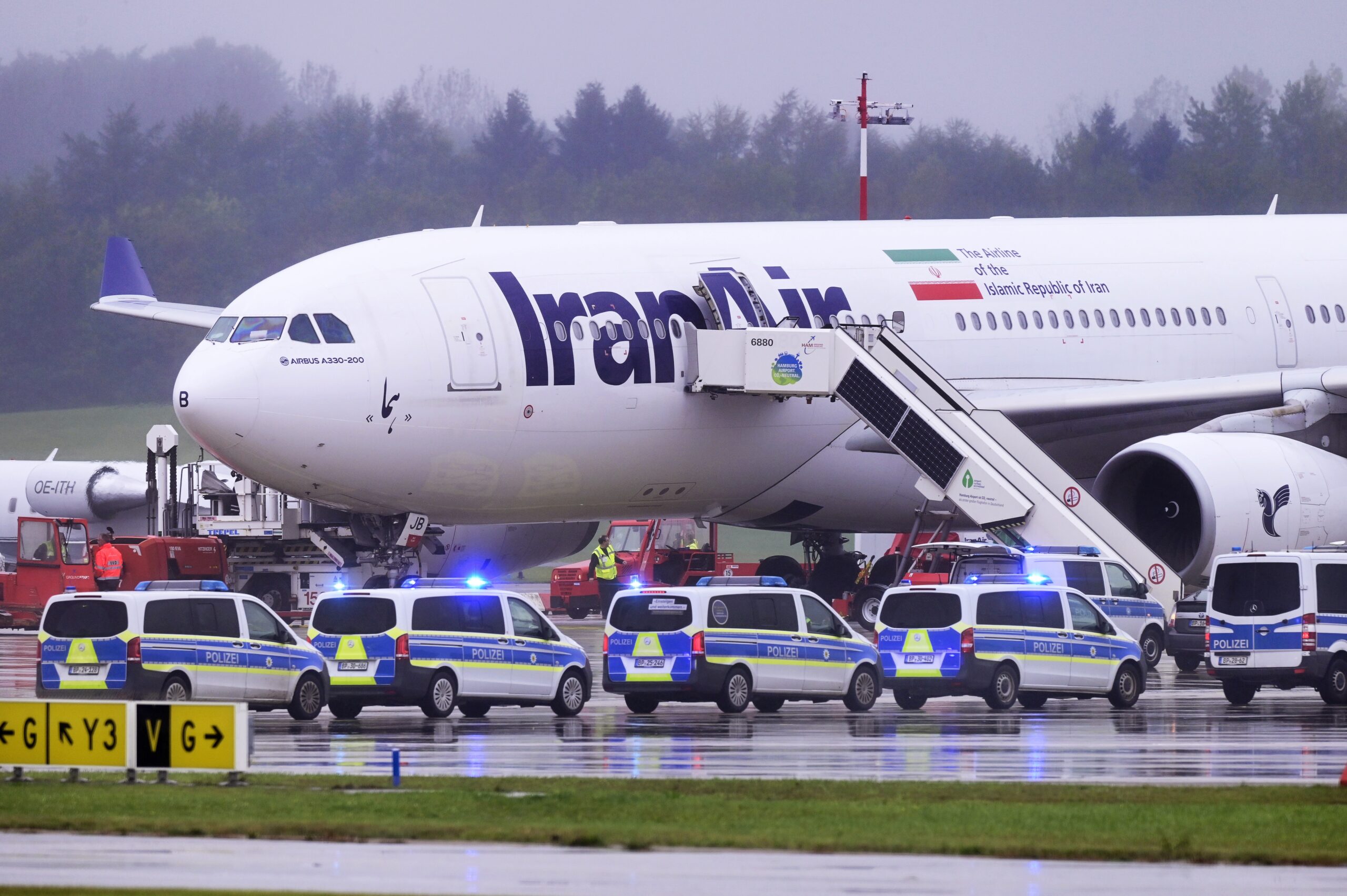 Toestel van Iran Air blijft in oktober 2023 aan de grond op het vliegveld van Hamburg, nadat de Duitse autoriteiten een dreigingsmelding hadden ontvangen. Foto: Jonas Walzberg/dpa via AP via ANP