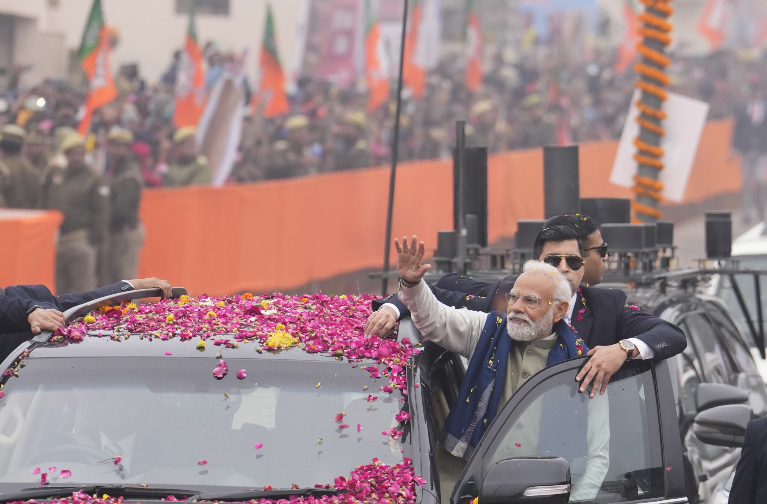 De Indiase premier Narendra Modi tijdens de opening van een nieuw vliegveld en treinstation in Ayodhya. Foto: Rajesh Kumar Singh/AP via ANP