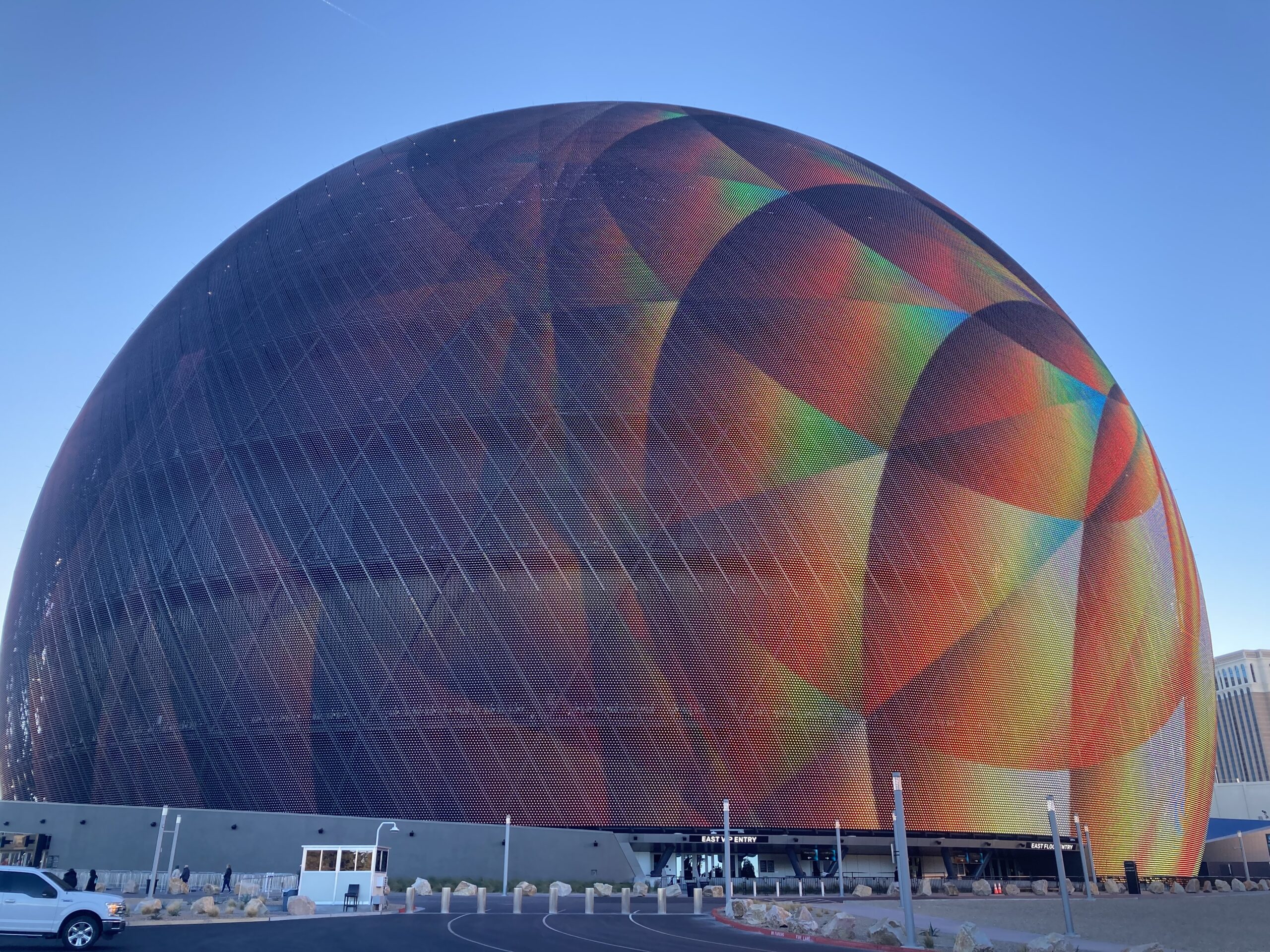 De Sphere in Las Vegas licht van buiten op in diverse kleuren.