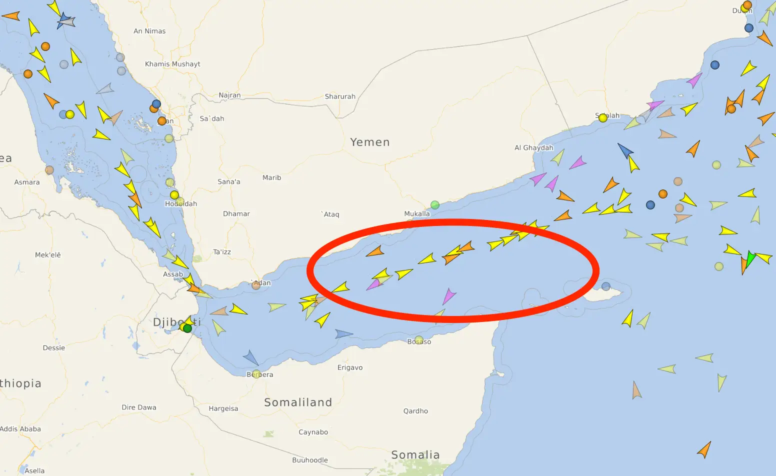 In de Golf van Aden veranderen schepen hun bestemming vaak naar "ARMED GUARD ONBOARD", om zo piraten af te schrikken.