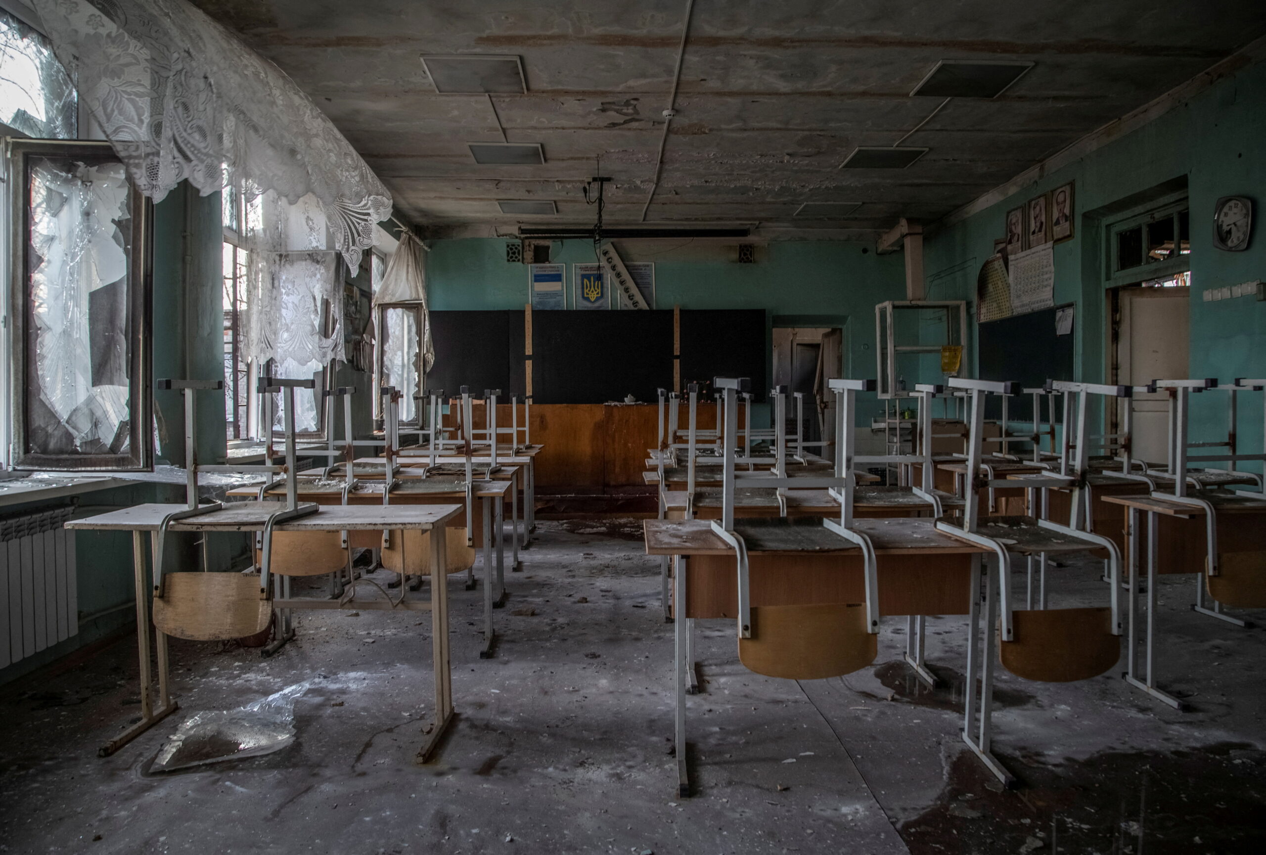 Een door Russische artillerie beschadigd klaslokaal in Avdiivka.