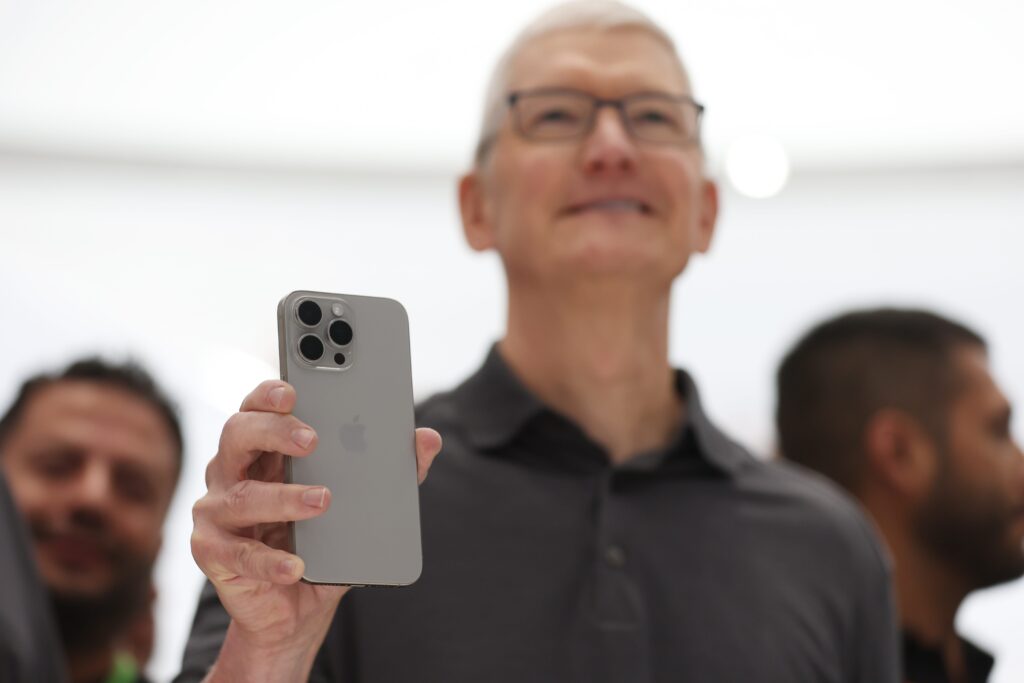CEO Tim Cook van Apple met een niet vouwbare iPhone.