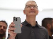 CEO Tim Cook van Apple met een niet vouwbare iPhone.