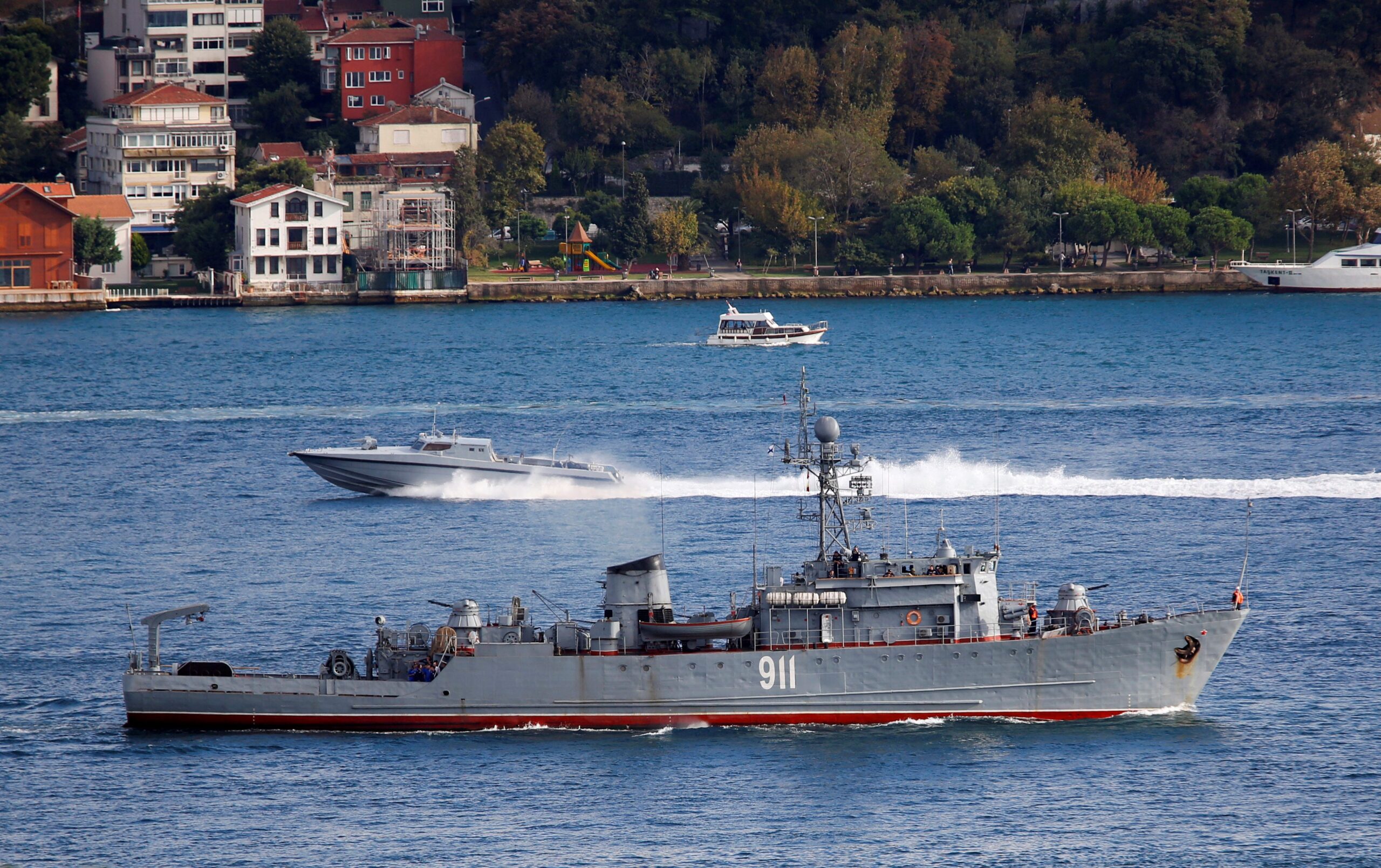The Russian Navy&#39;s minesweeper Ivan Golubets sails in the Bosphorus