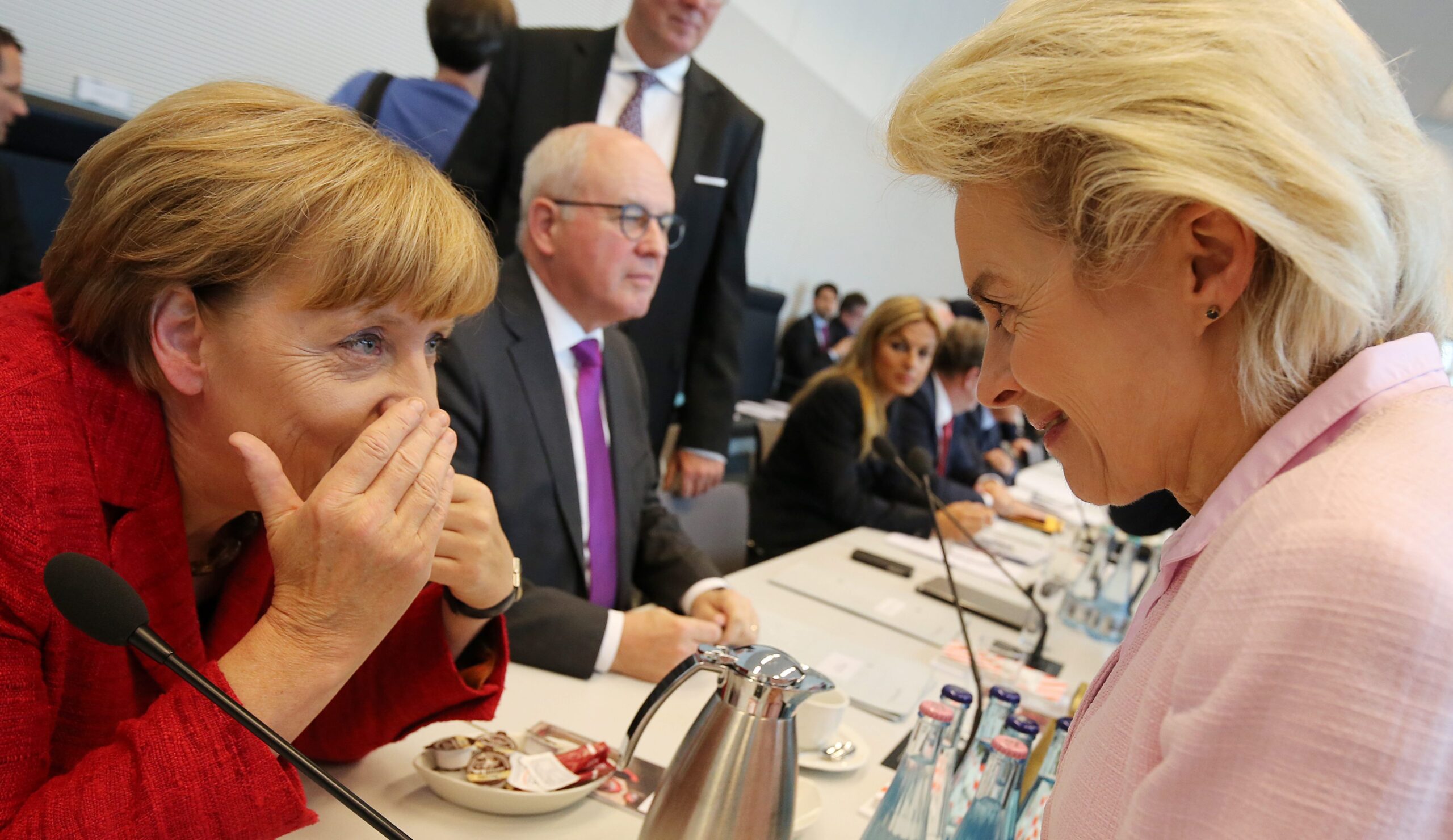 Angela Merkel en Ursula von der Leyen in 2015 in het Duitse parlement. Foto: Wolfgang Kumm / EPA