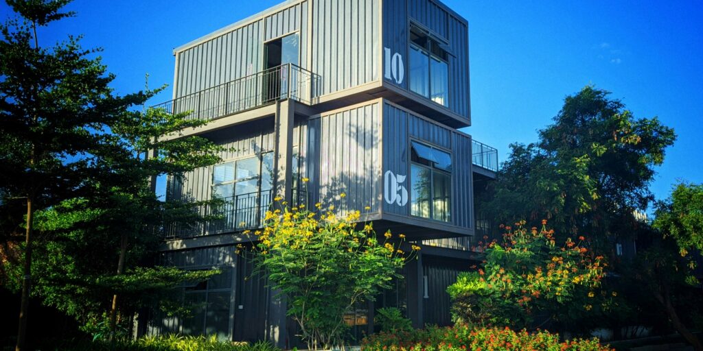 Gestapelde containerwoningen