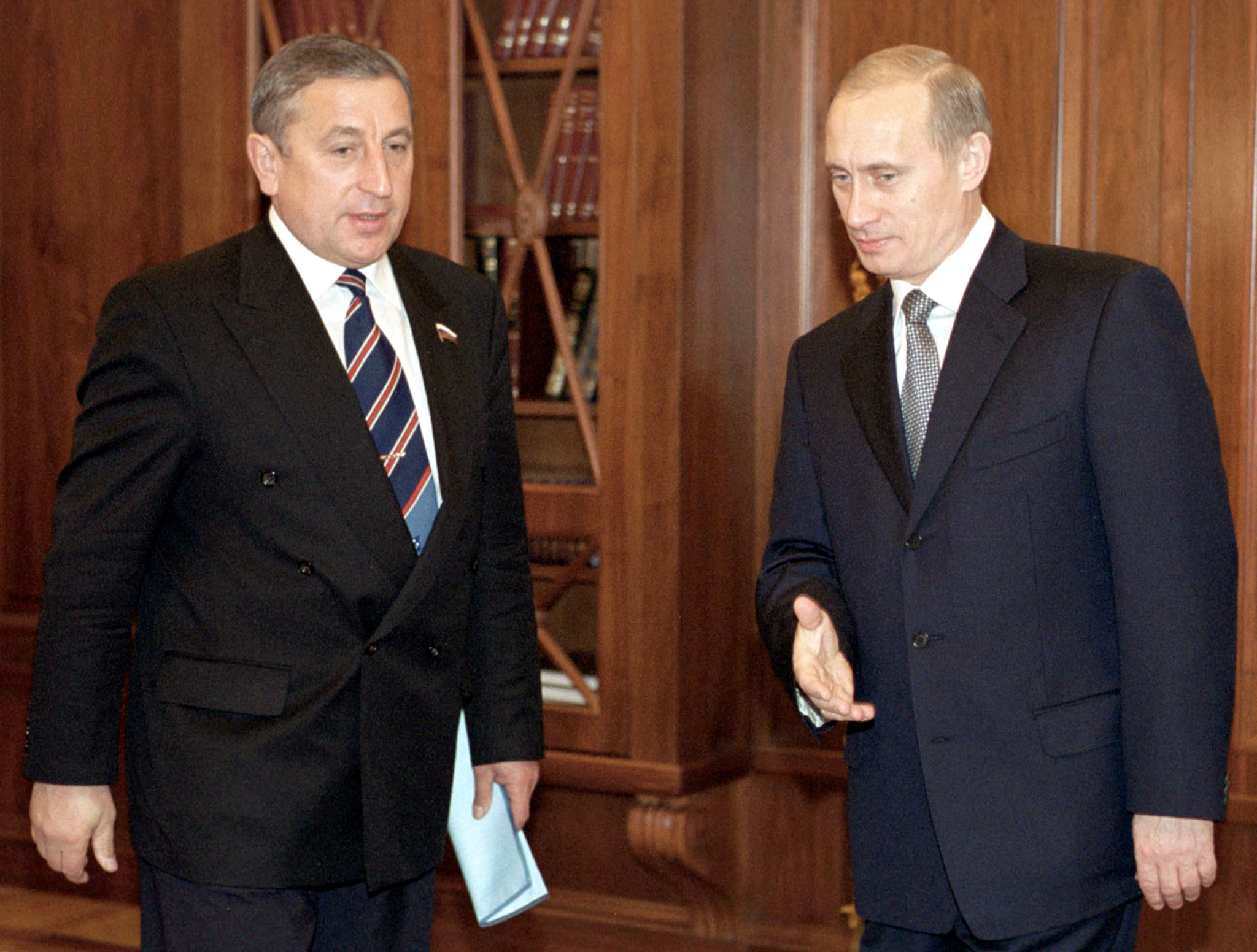 De Russische president Vladimir Poetin en Nikolaj Charitonov in het jaar 2000.
