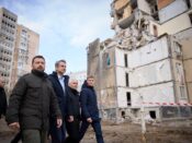 De Oekraïense president Volodymyr Zelensky (links) en de Griekse premier Kyriakos Mitsotakis (rechts naast hem) in Odessa.