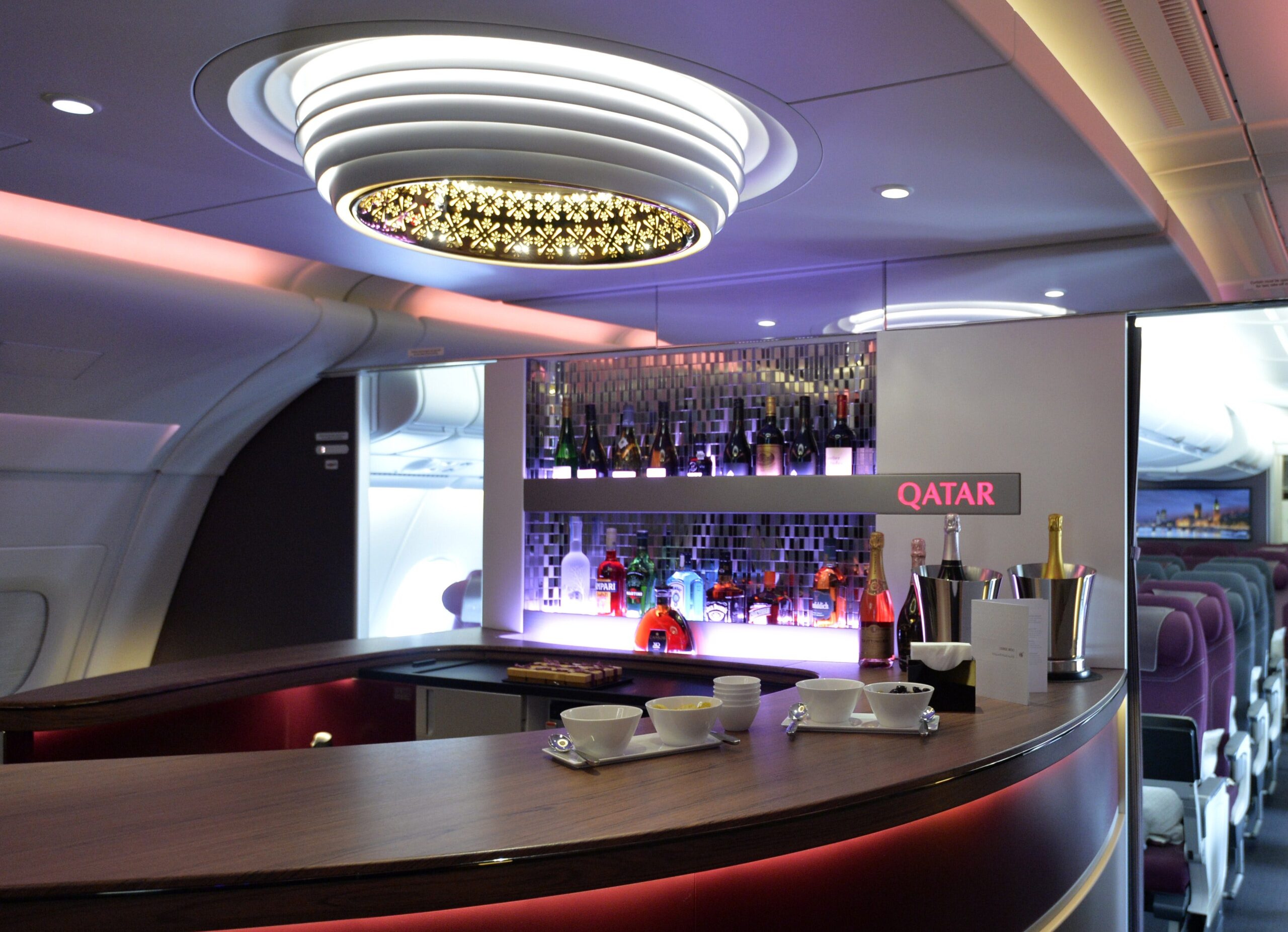 De bar aan boord van een  Airbus A380 van Qatar Airways.