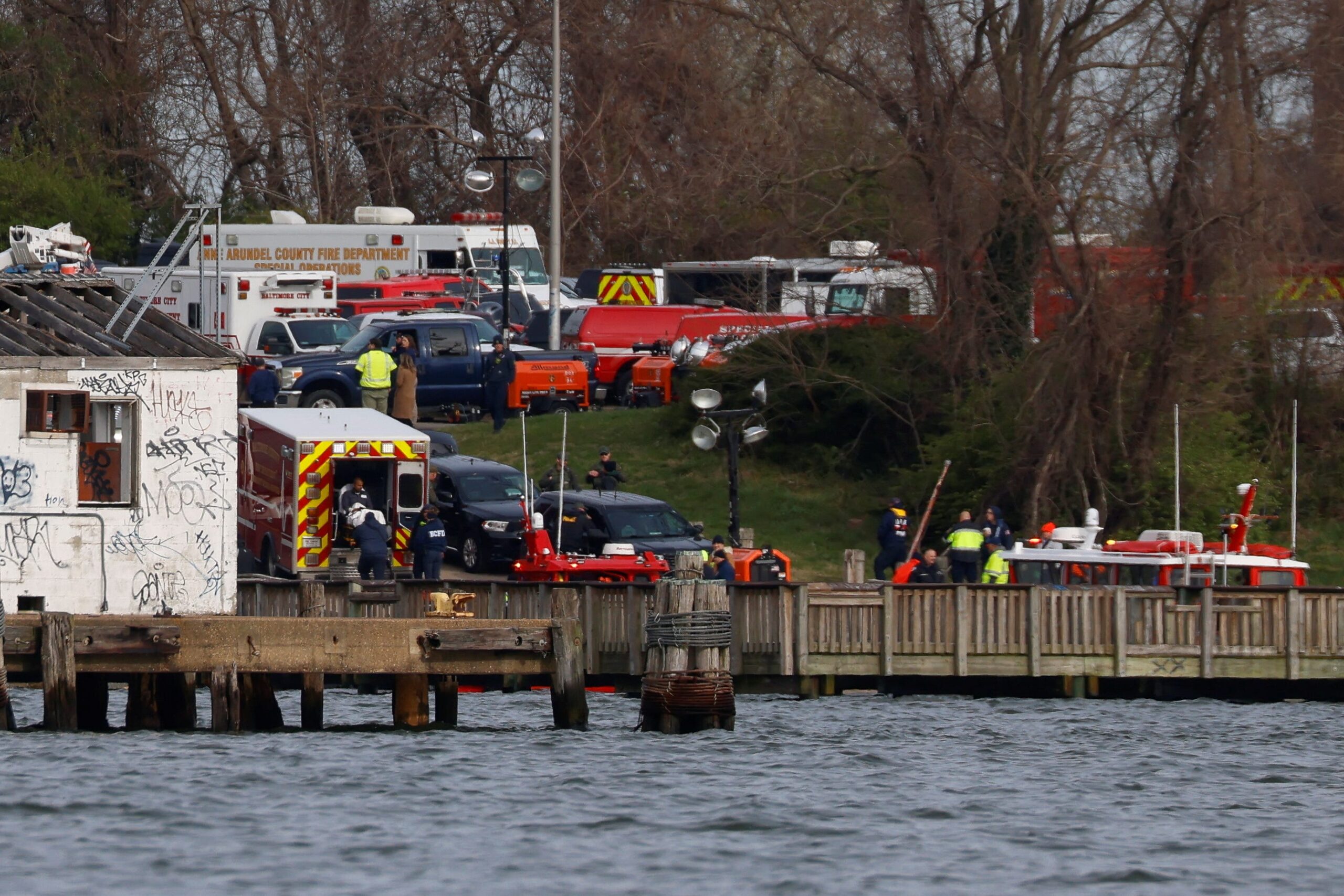 Een gewonde opvarende van de Dali wordt in een ambulance geladen nadat het schip de Francis Scott Key Bridge in Baltimore raakte