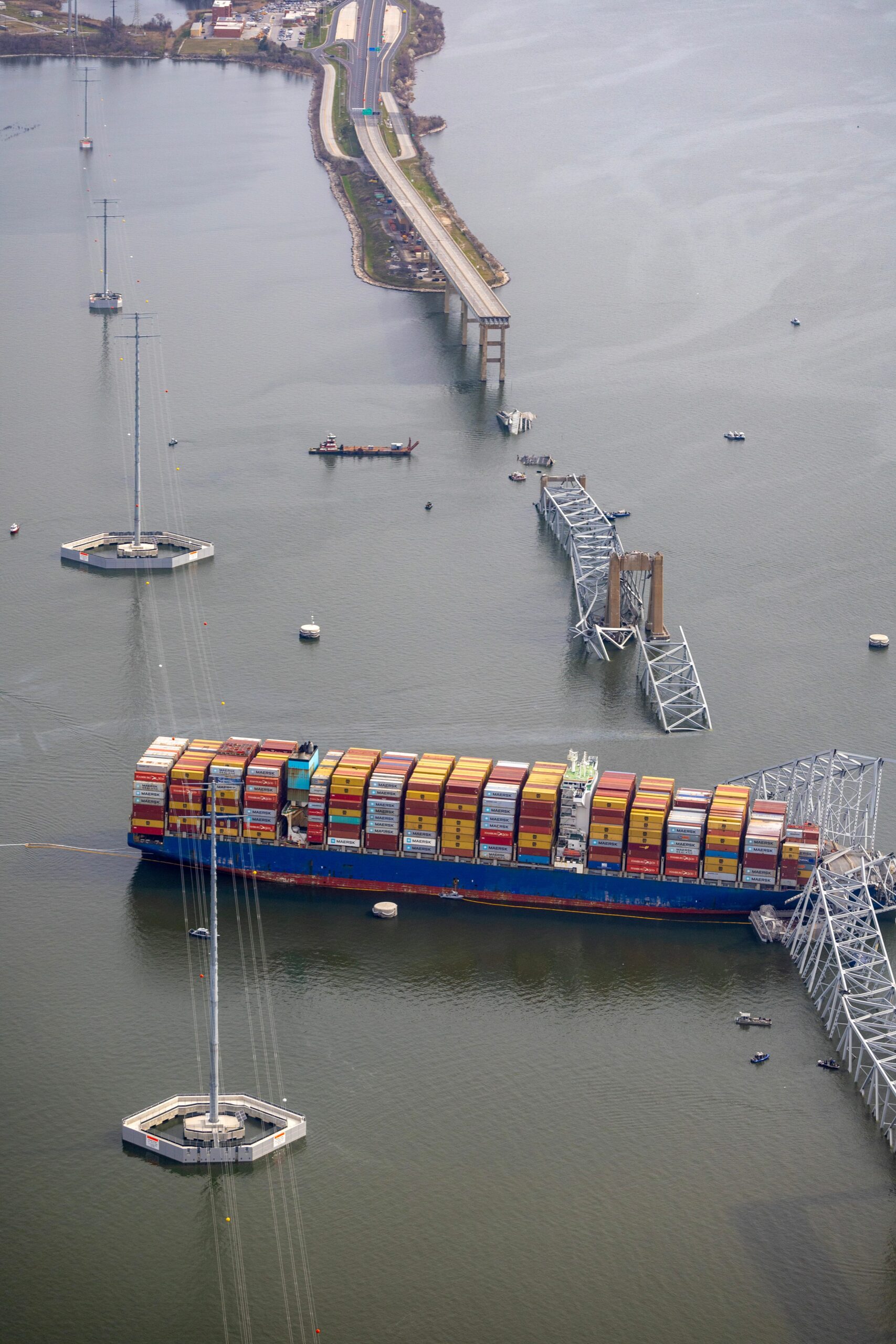 Een luchtfoto van het vrachtschip Dali in de Francis Scott Key Bridge in Baltimore.