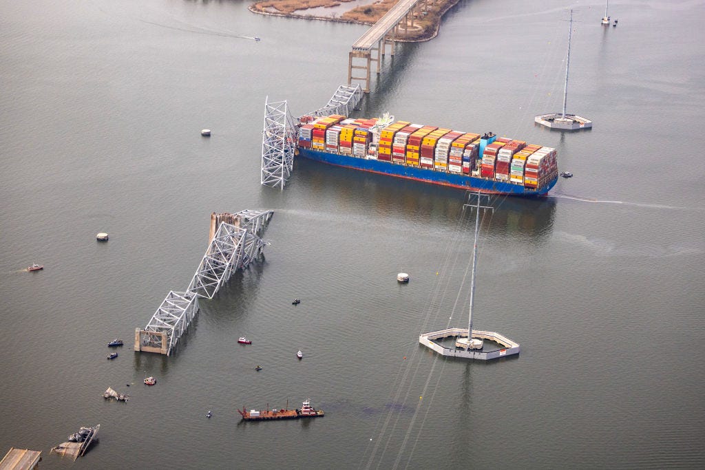 Een luchtfoto van het vrachtschip Dali in de Francis Scott Key Bridge in Baltimore.