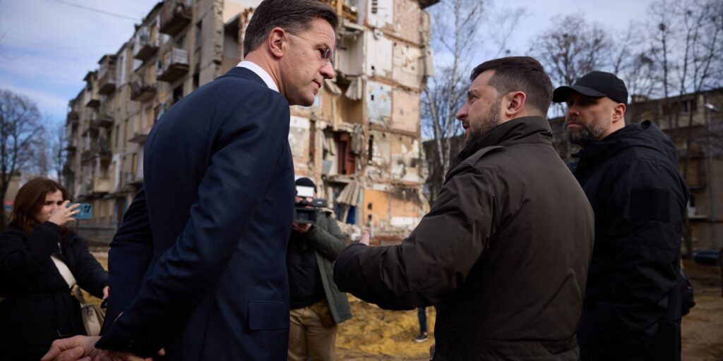 Demissionair premier Mark Rutte (links) bezoekt Oekraïne. Naast hem staat de Oekraïense president Volodymyr Zelensky.