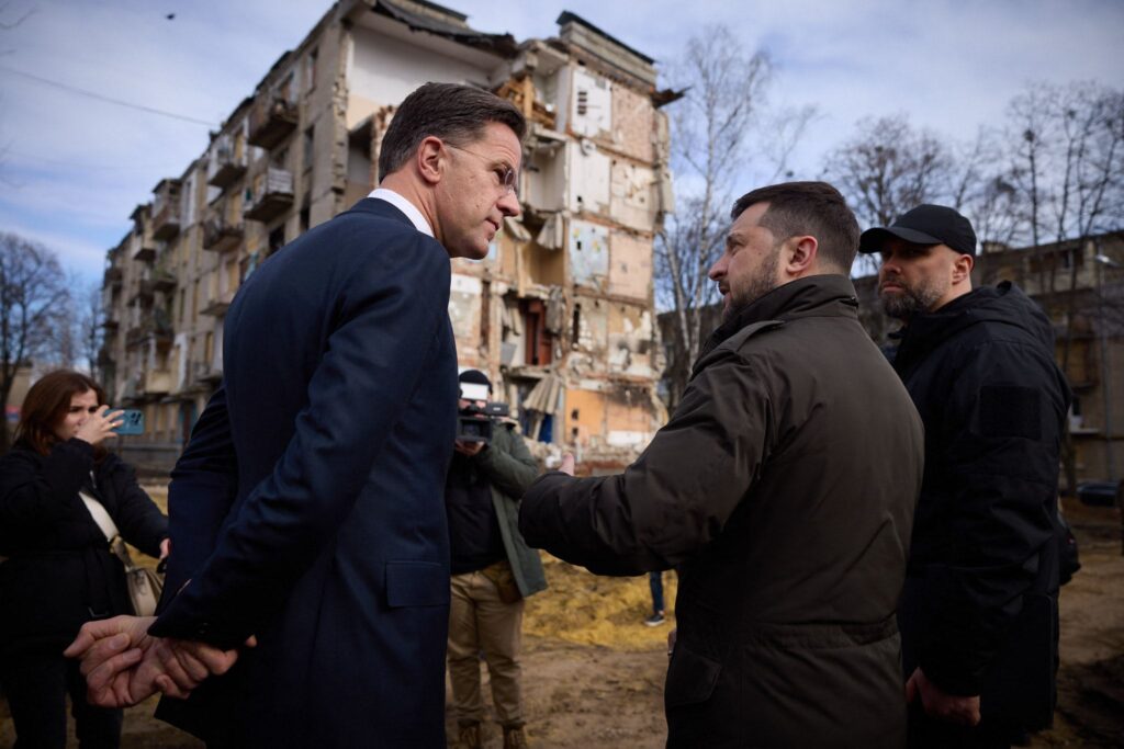 Demissionair premier Mark Rutte (links) bezoekt Oekraïne. Naast hem staat de Oekraïense president Volodymyr Zelensky.