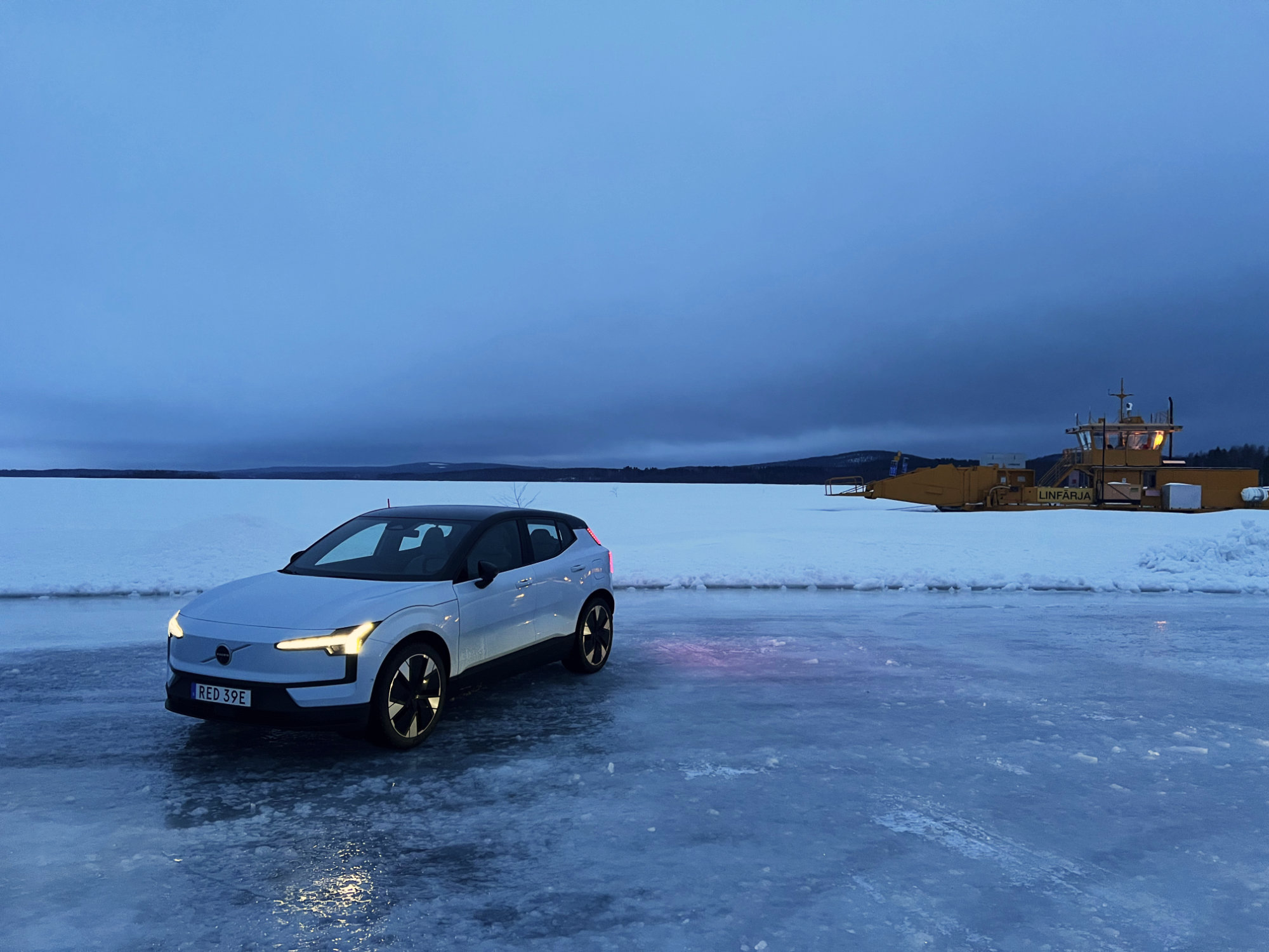 De Volvo EX30 op een bevroren rivierovergang in Noord Zweden.
