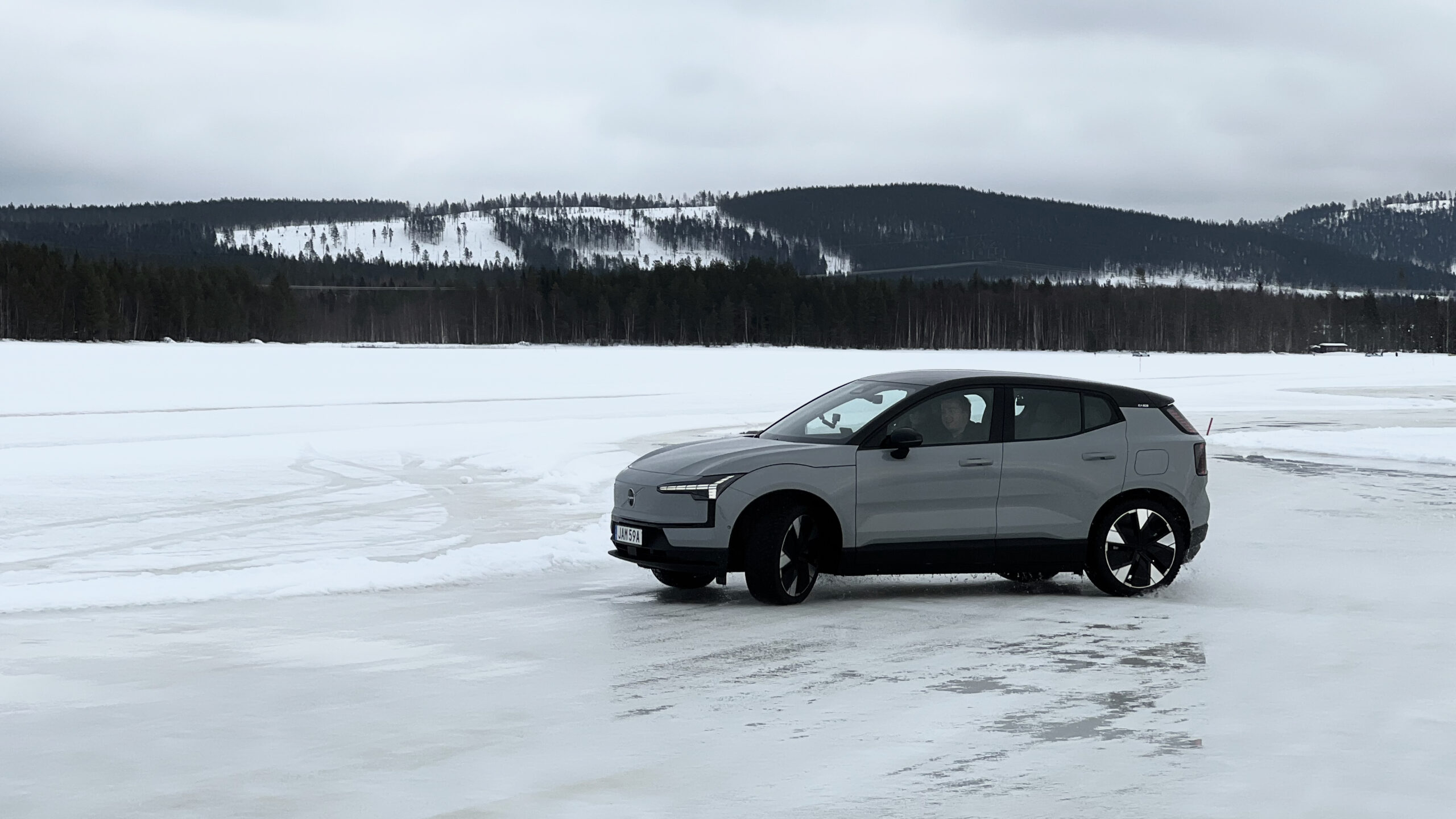 De Volvo EX30 glijdend op het ijs tijdens de test.