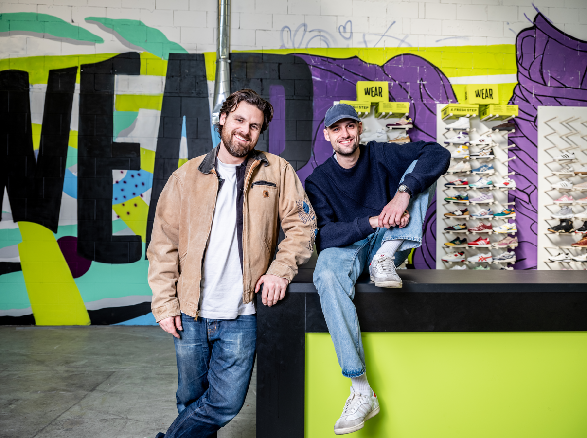 Lorenzo van Galen en Pim Roggeveen in het magazijn van hun startup Wear.