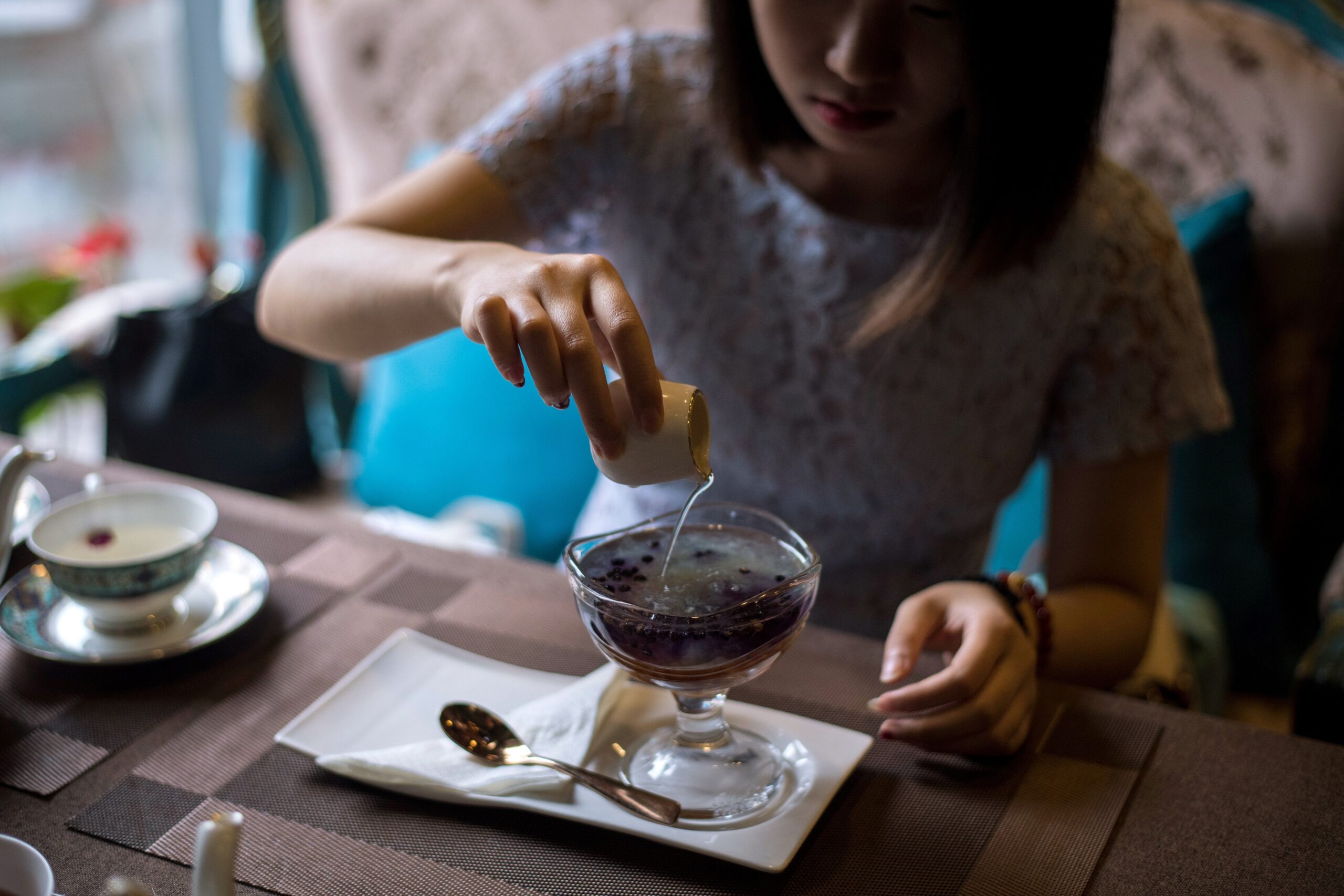 Een vrouw eet een vogelnest-dessert in het restaurant NestCha in Shanghai.