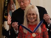Toenmalig president Donald Trump kent Miriam Adelson de Presidential Medal of Freedom toe in 2018.