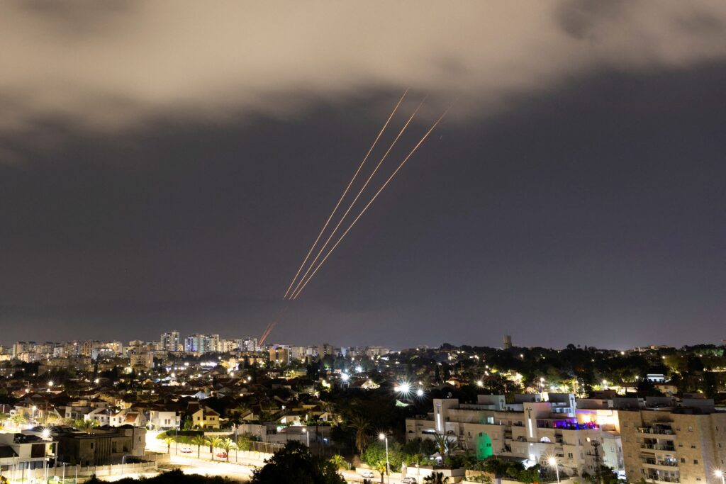 Vanuit de kustplaats Ashkelon in Israël is te zien hoe een antiraketsysteem in werking treedt, nadat Iran drones en raketten richting het land heeft afgevuurd.
