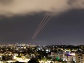 Vanuit de kustplaats Ashkelon in Israël is te zien hoe een antiraketsysteem in werking treedt, nadat Iran drones en raketten richting het land heeft afgevuurd.