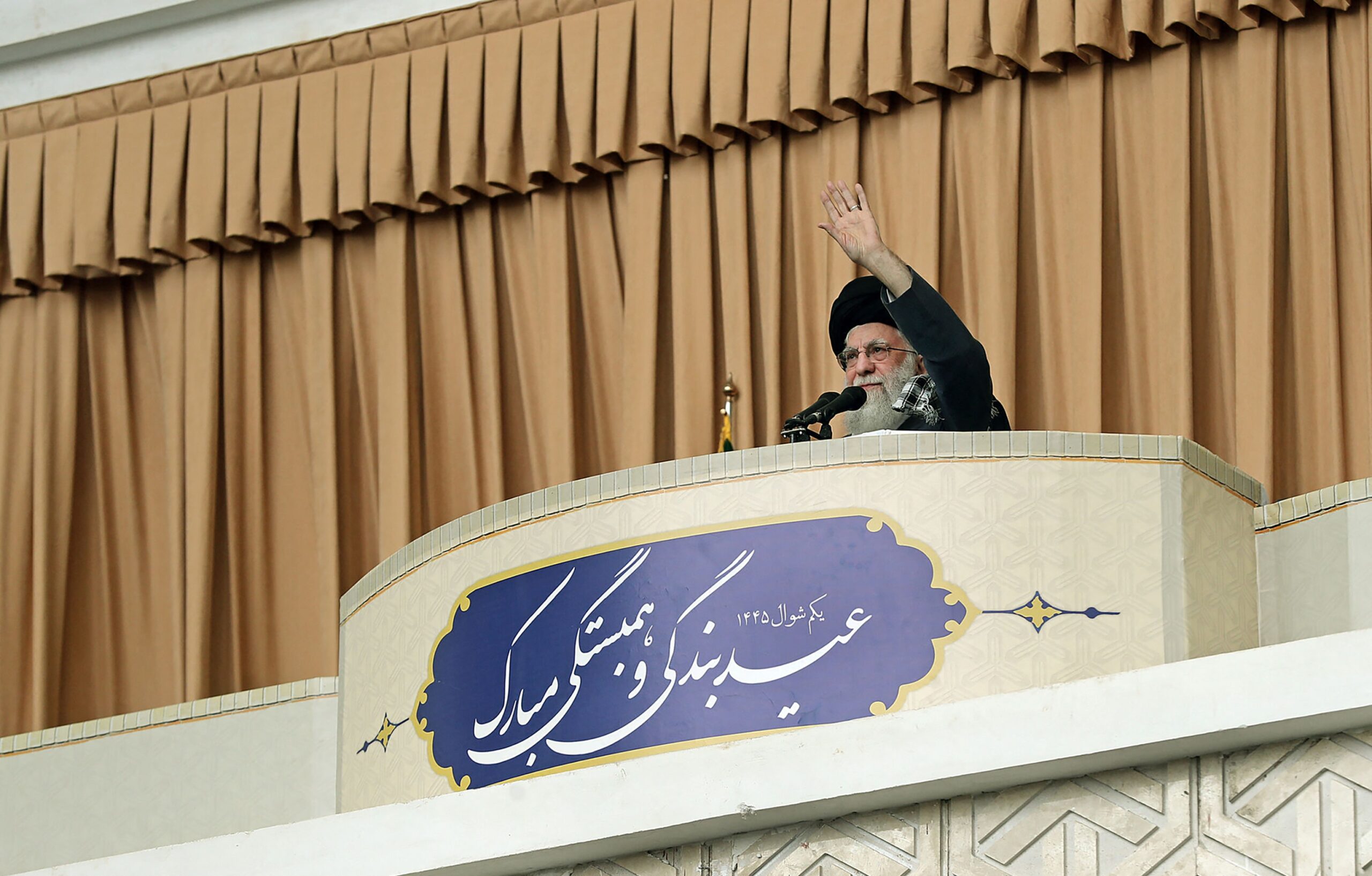 De hoogste leider van Iran, ayatollah Ali Khamenei, zegt in een speech op 12 april dat Israël gestraft zal worden voor de aanslag op het Iraanse consulaat in Syrië, dat Iran als eigen grondgebied beschouwt. 