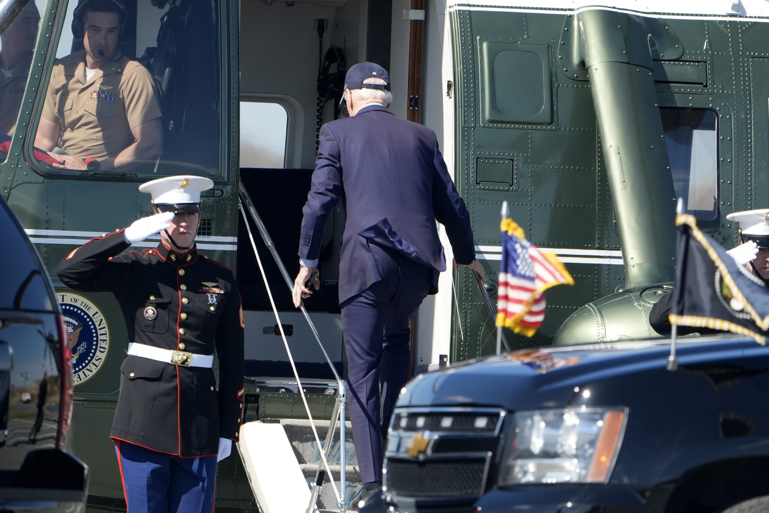De Amerikaanse president Joe Biden stapt in de militaire helikopter Marine One, om terug te keren naar het Witte Huis vanuit zijn zomerverblijf Rehoboth Beach in Delaware.  