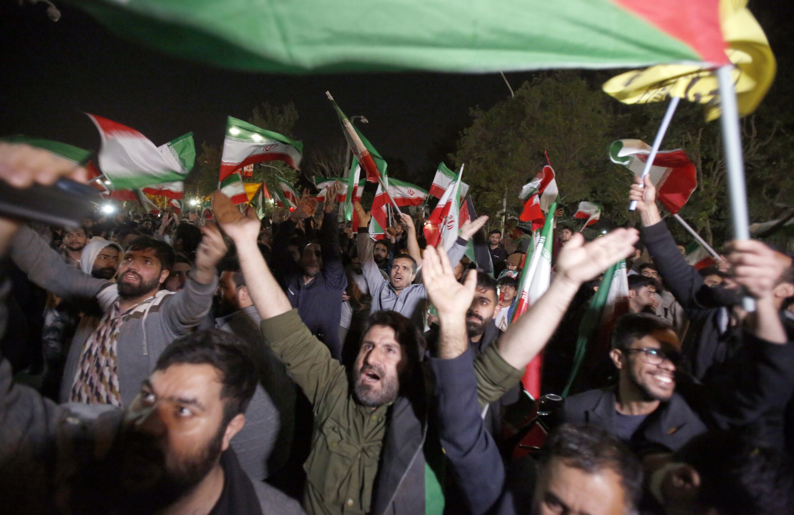 Iraniërs vieren de lancering van de drones richting Israël, voor de Britse ambassade in de hoofdstad Tehran.  