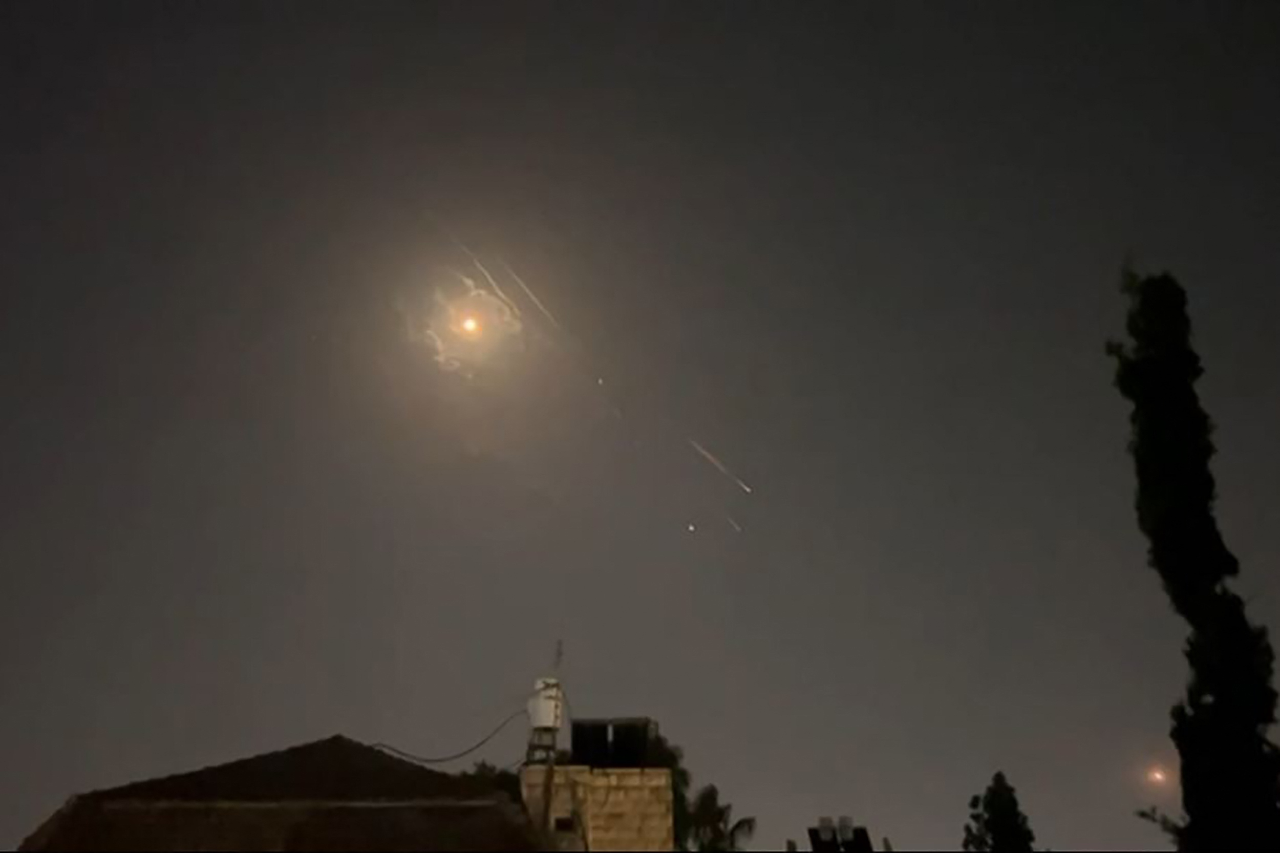 De hemel boven Jeruzalem licht op door explosies van de drone- en raketaanval door Iran. 