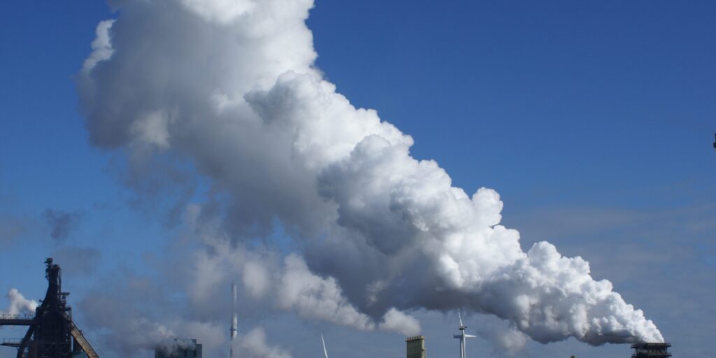 De fabriekspijpen van de Nederlandse divisie van Tata Steel ronken. De Nederlandse overheid wil mogelijk miljarden steken in de vergroening van het bedrijf.