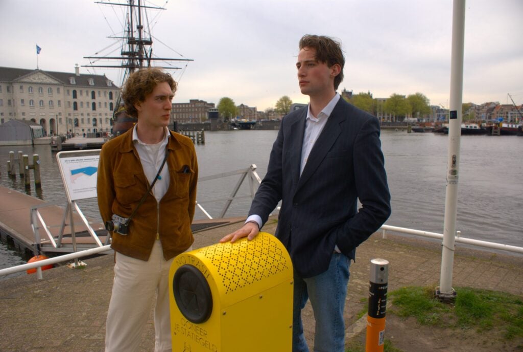 Kunstenaars Pablo Cantatore (links) en Antonius Janssen met hun statiegeldbak.