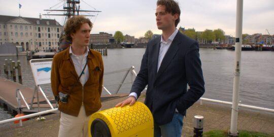 Kunstenaars Pablo Cantatore (links) en Antonius Janssen met hun statiegeldbak.