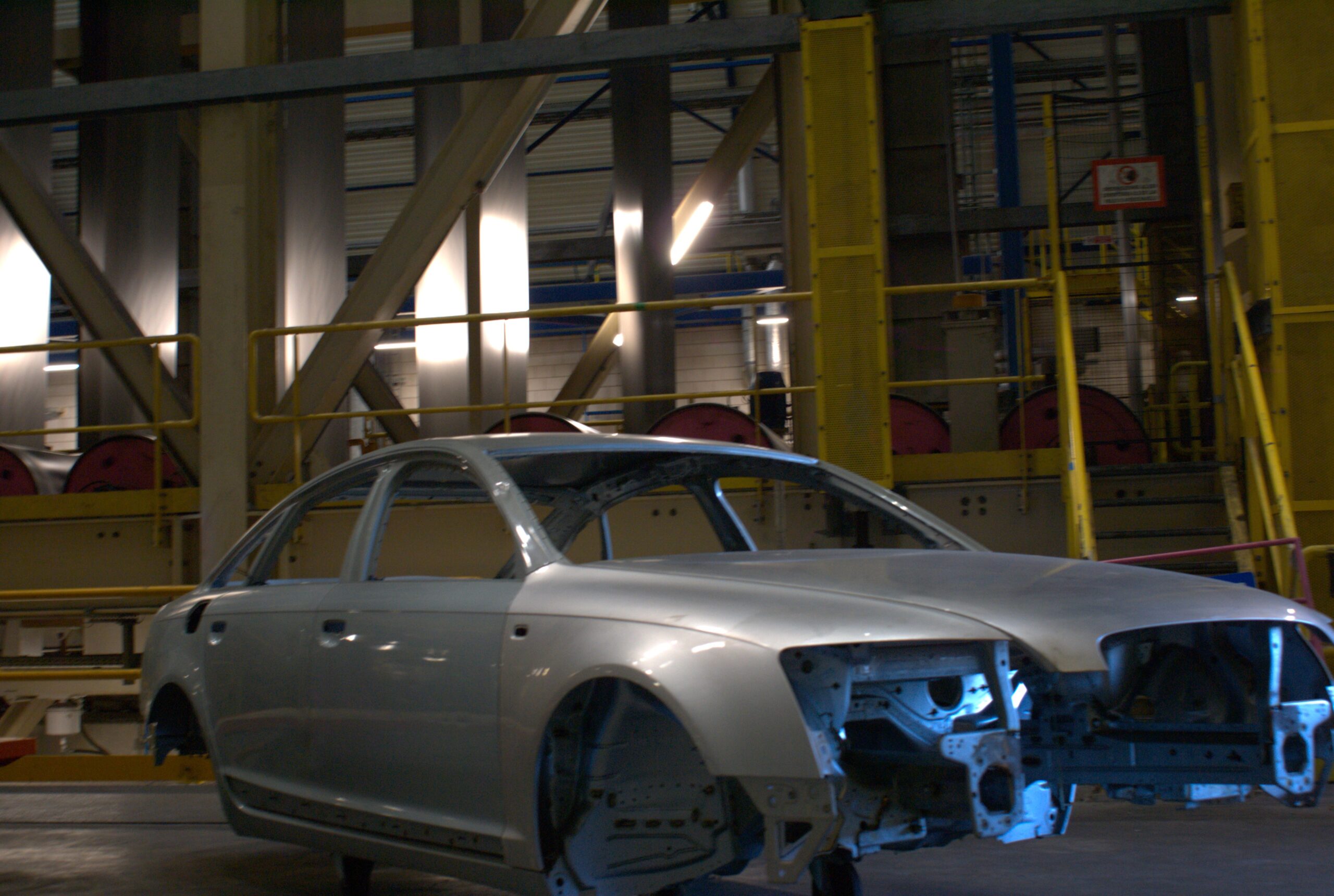 Binnen in één van de fabrieken van Tata Steel. Het metaal wordt gebruikt voor bijvoorbeeld de auto-industrie.
