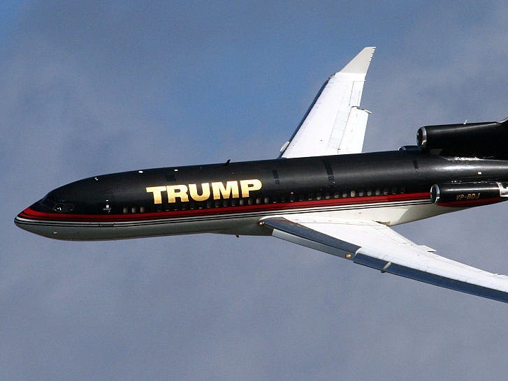 Trumps 727 vliegt over zijn golfbaan in Florida.