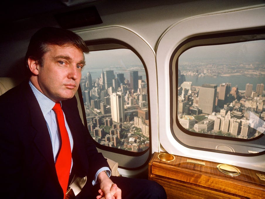 Donald Trump in 1987 in zijn Puma helikopter