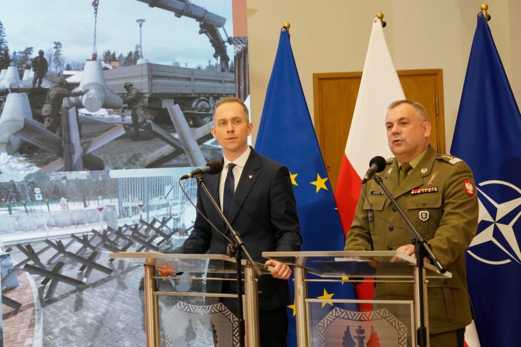Poolse generaal Wieslaw Kukula en de Poolse vice-minister van Defensie Cezary Tomczyk. Foto: AP Foto/Czarek Sokolowski.