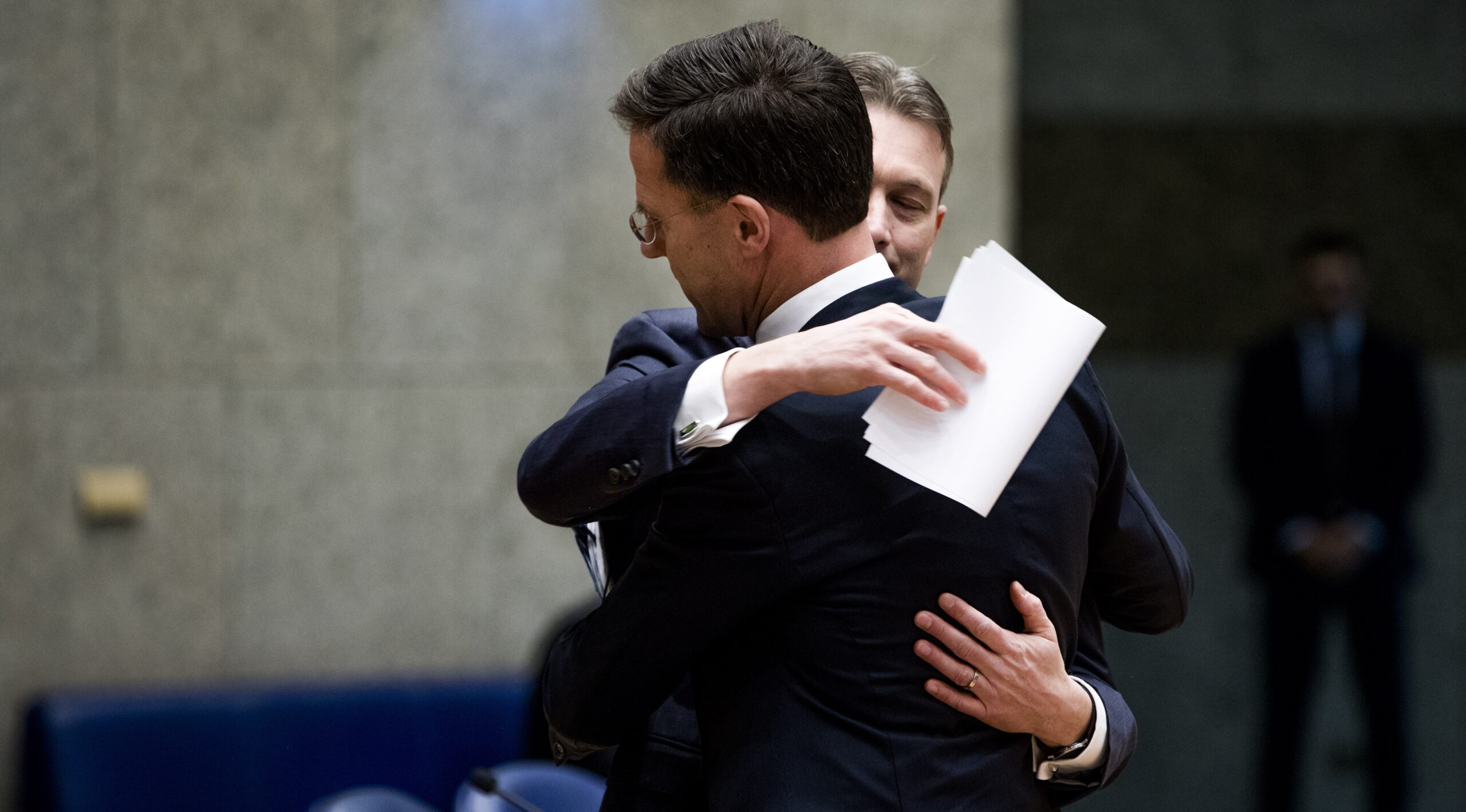 VVD-minister Halbe Zijlstra en premier Mark Rutte omhelzen elkaar, nadat Zijlstra zijn aftreden bekendmaakte. Foto: Freek van den Bergh via ANP.