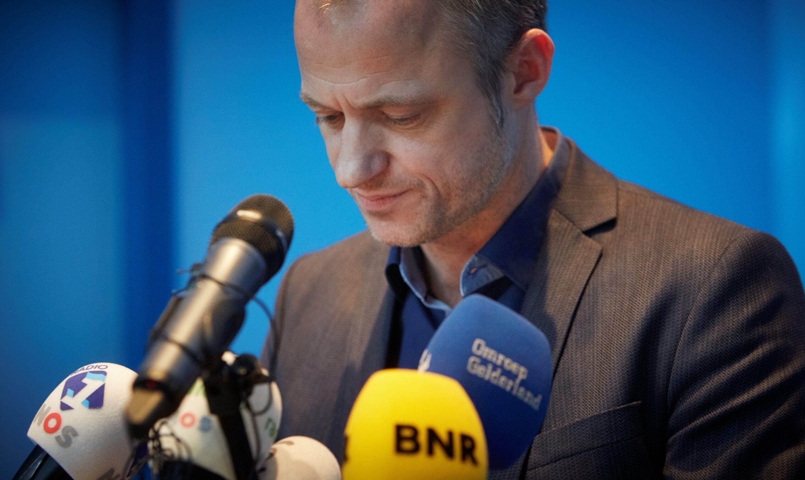 PvdA-staatssecretaris Co Verdaas licht zijn aftreden toe op een persconferentie in Nieuwspoort in Den Haag, Foto: Martijn Beekman via ANP.
